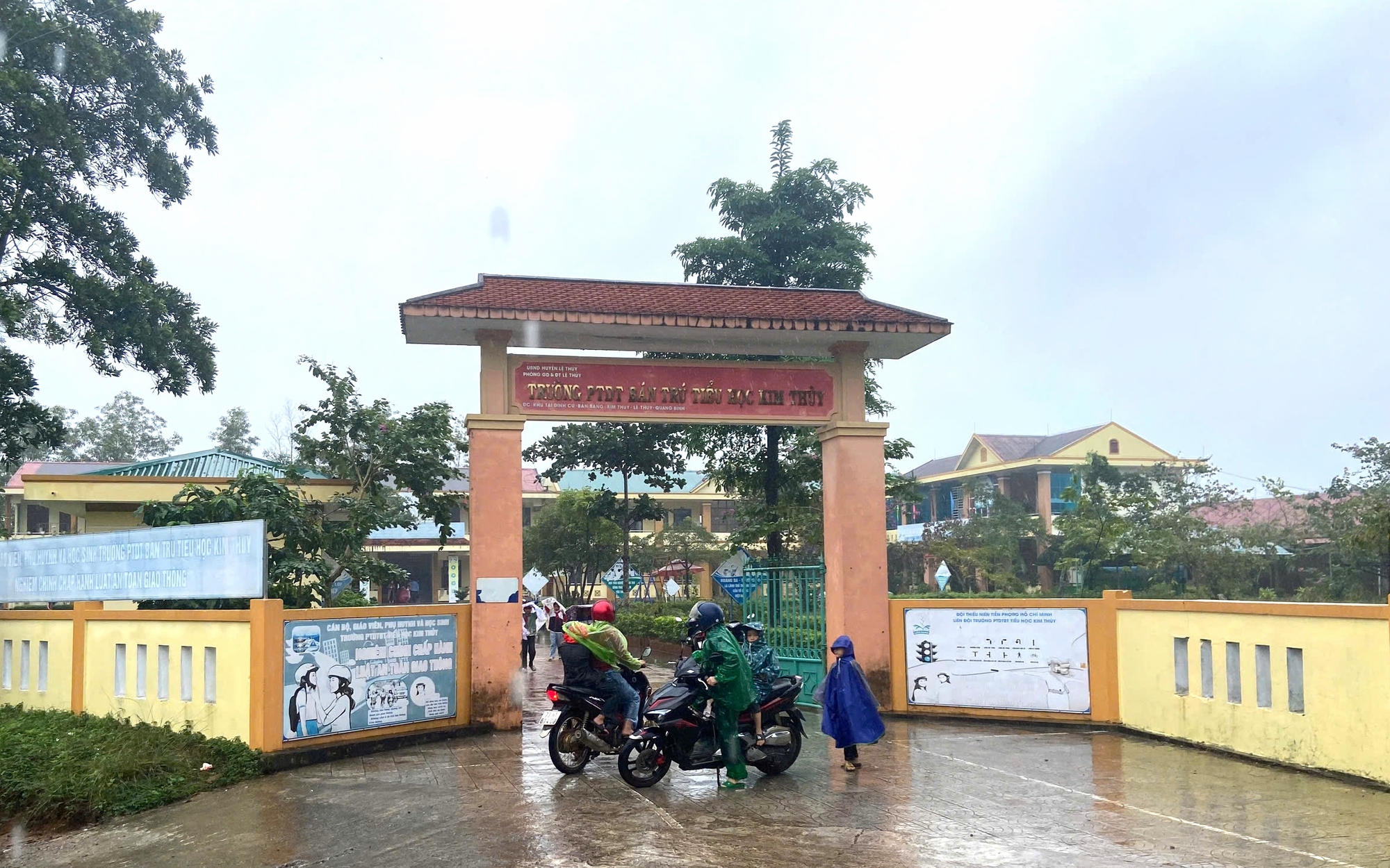 Trường phó hiệu trưởng Đỗ Thị Hồng Huế làm việc bị phạt gần 200 triệu đồng nhưng không có tiền nộp