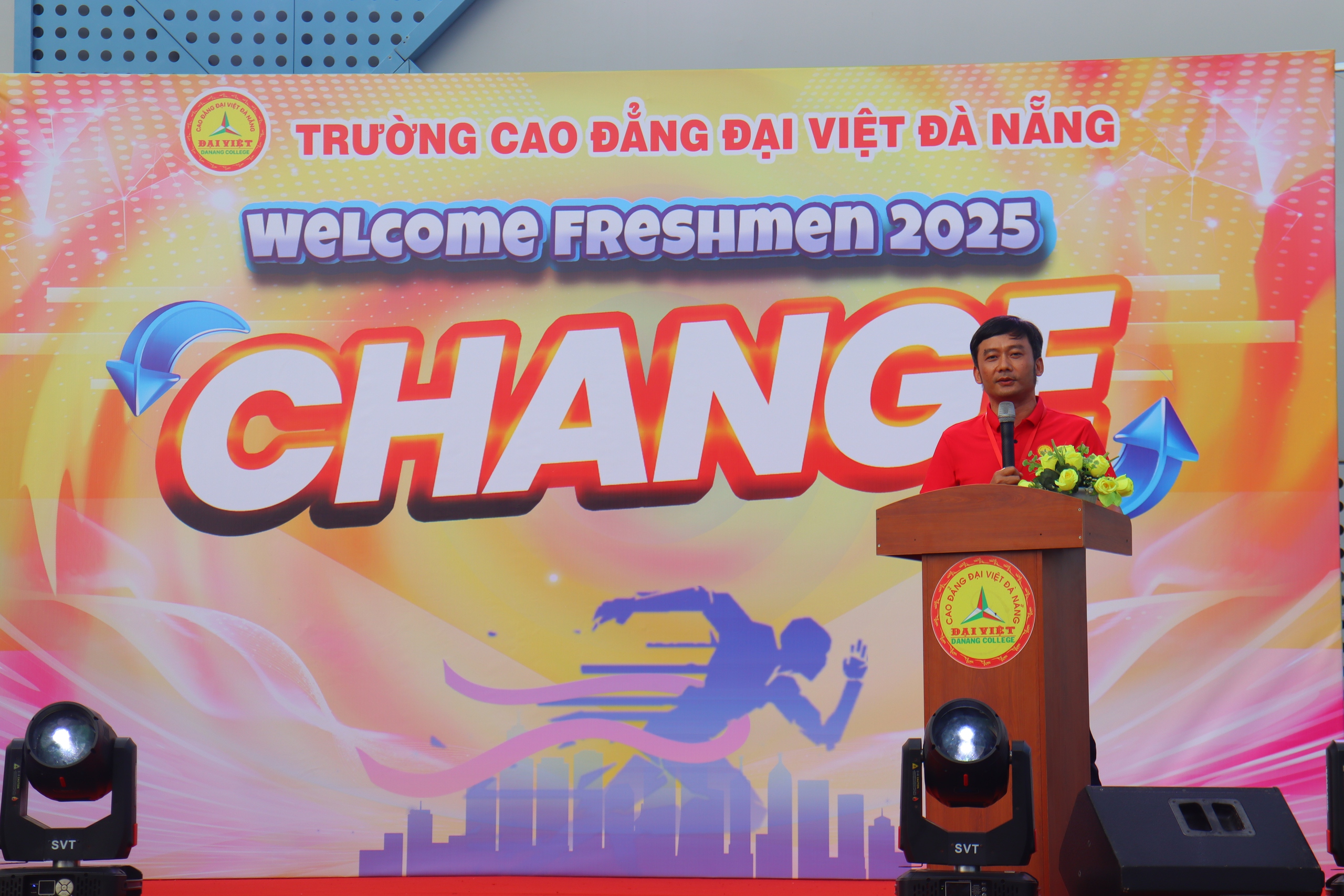Thời trang t&aacute;i chế, t&agrave;i năng trẻ &ldquo;đốt n&oacute;ng&rdquo; ng&agrave;y hội ch&agrave;o t&acirc;n sinh vi&ecirc;n Đại Việt Đ&agrave; Nẵng - Ảnh 5.