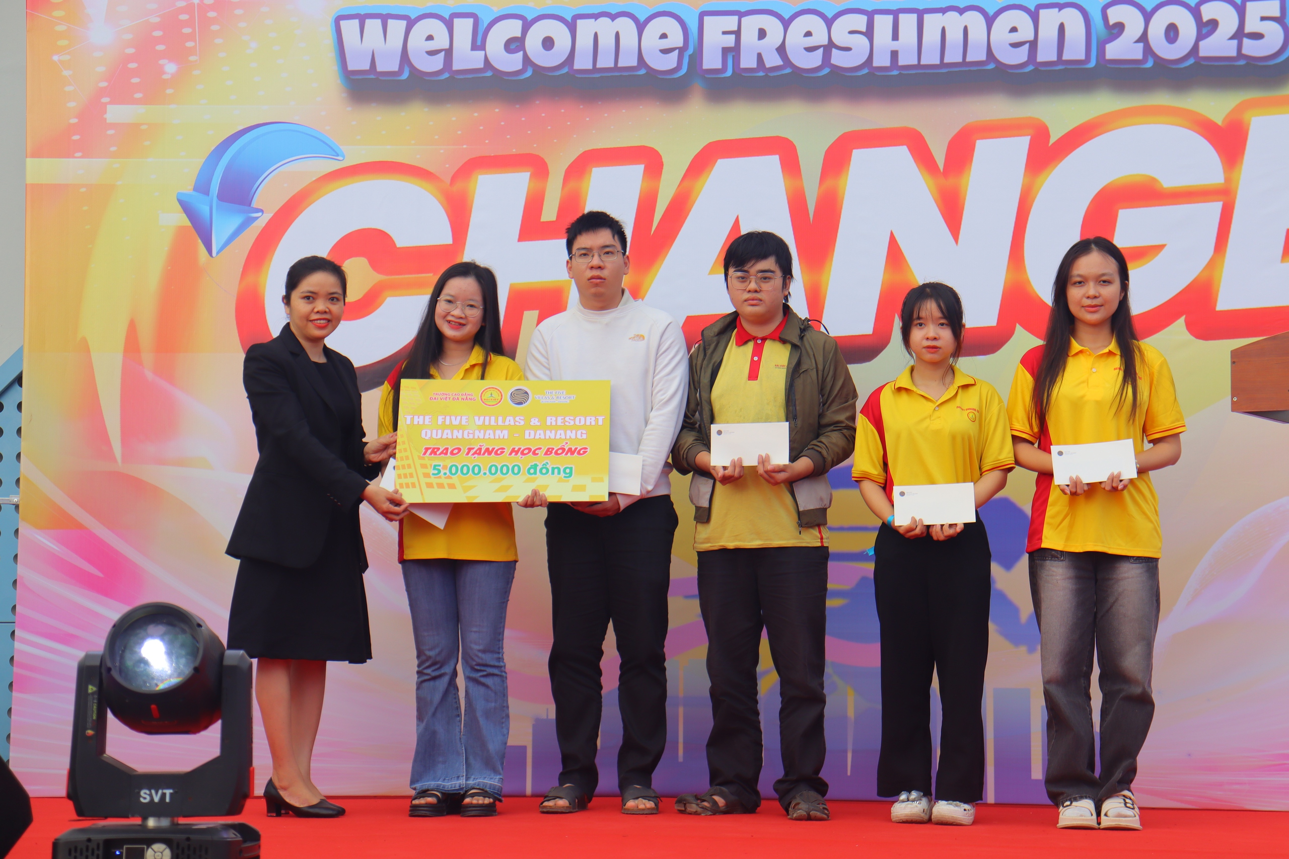 Thời trang t&aacute;i chế, t&agrave;i năng trẻ &ldquo;đốt n&oacute;ng&rdquo; ng&agrave;y hội ch&agrave;o t&acirc;n sinh vi&ecirc;n Đại Việt Đ&agrave; Nẵng - Ảnh 4.