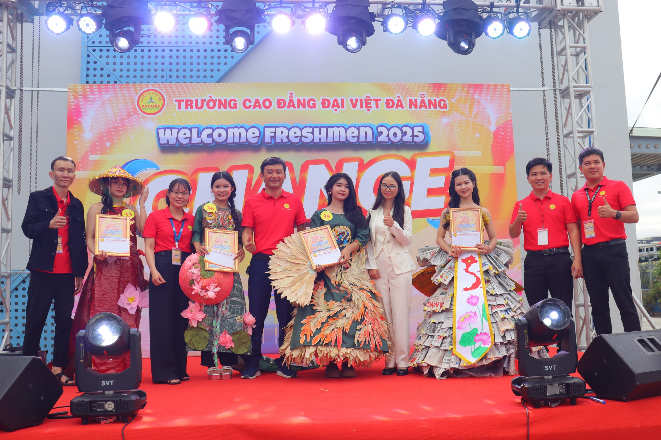 Thời trang t&aacute;i chế, t&agrave;i năng trẻ &ldquo;đốt n&oacute;ng&rdquo; ng&agrave;y hội ch&agrave;o t&acirc;n sinh vi&ecirc;n Đại Việt Đ&agrave; Nẵng - Ảnh 1.
