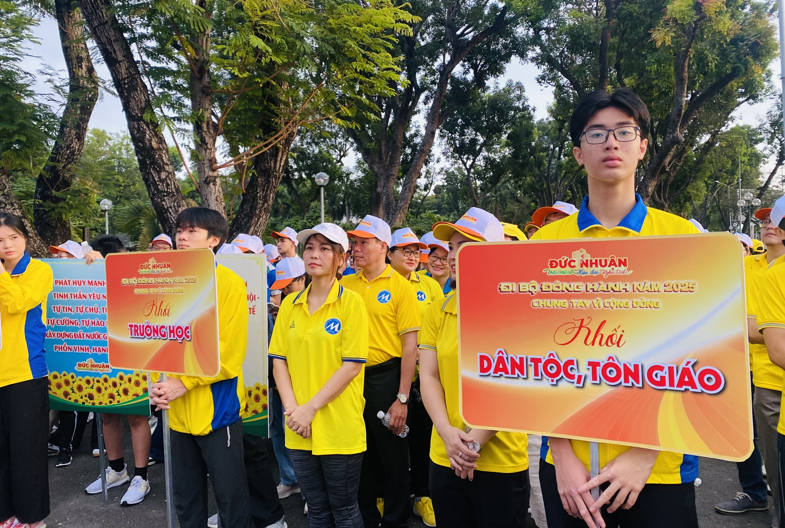 TPHCM: Phường Đức Nhuận tổ chức đi bộ, g&acirc;y quỹ chăm lo cho người kh&oacute; khăn - Ảnh 1.
