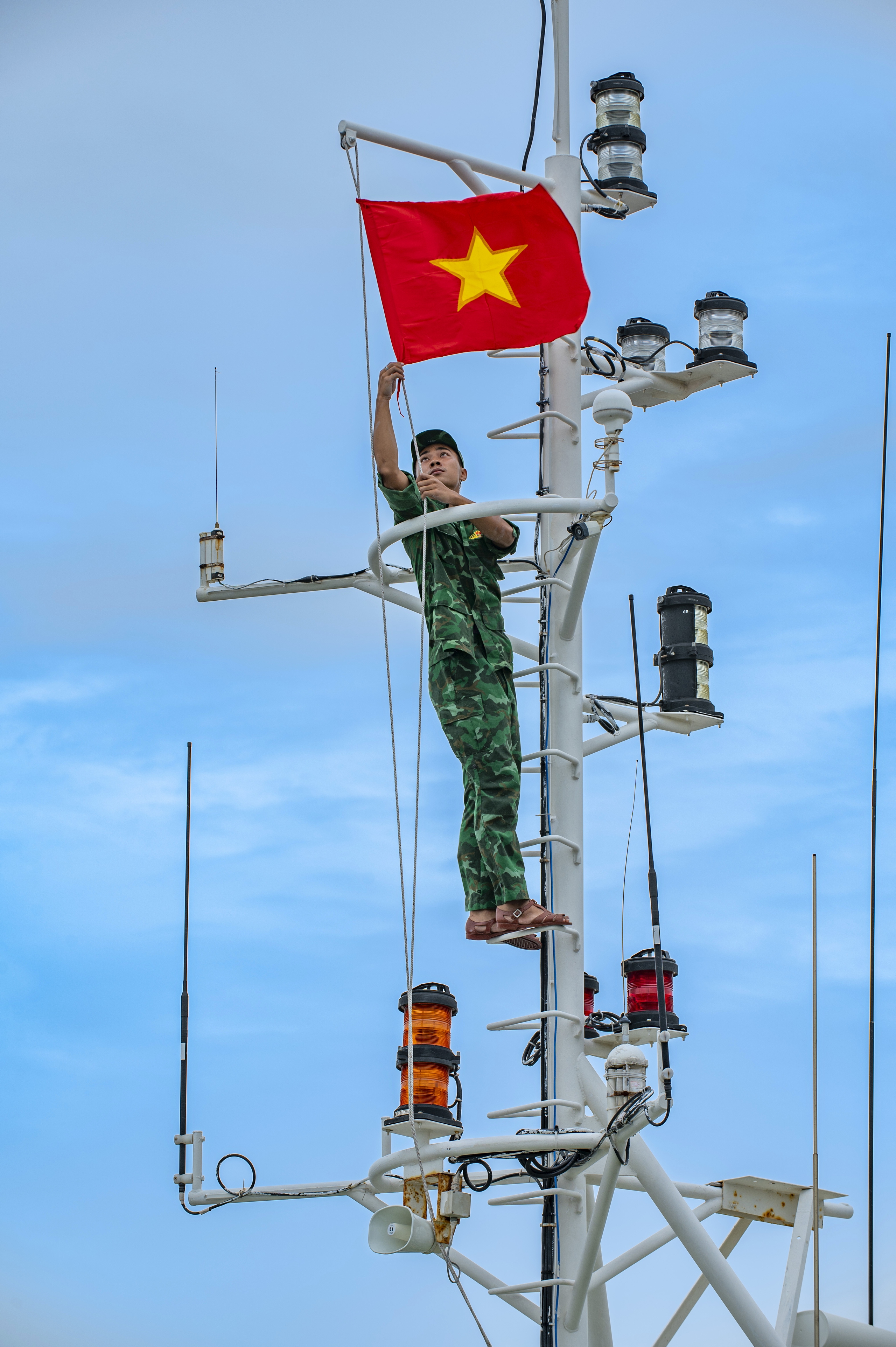 Thiêng liêng cờ Tổ quốc: Lá cờ Tổ quốc từ biên cương đến hải đảo - Ảnh 2.