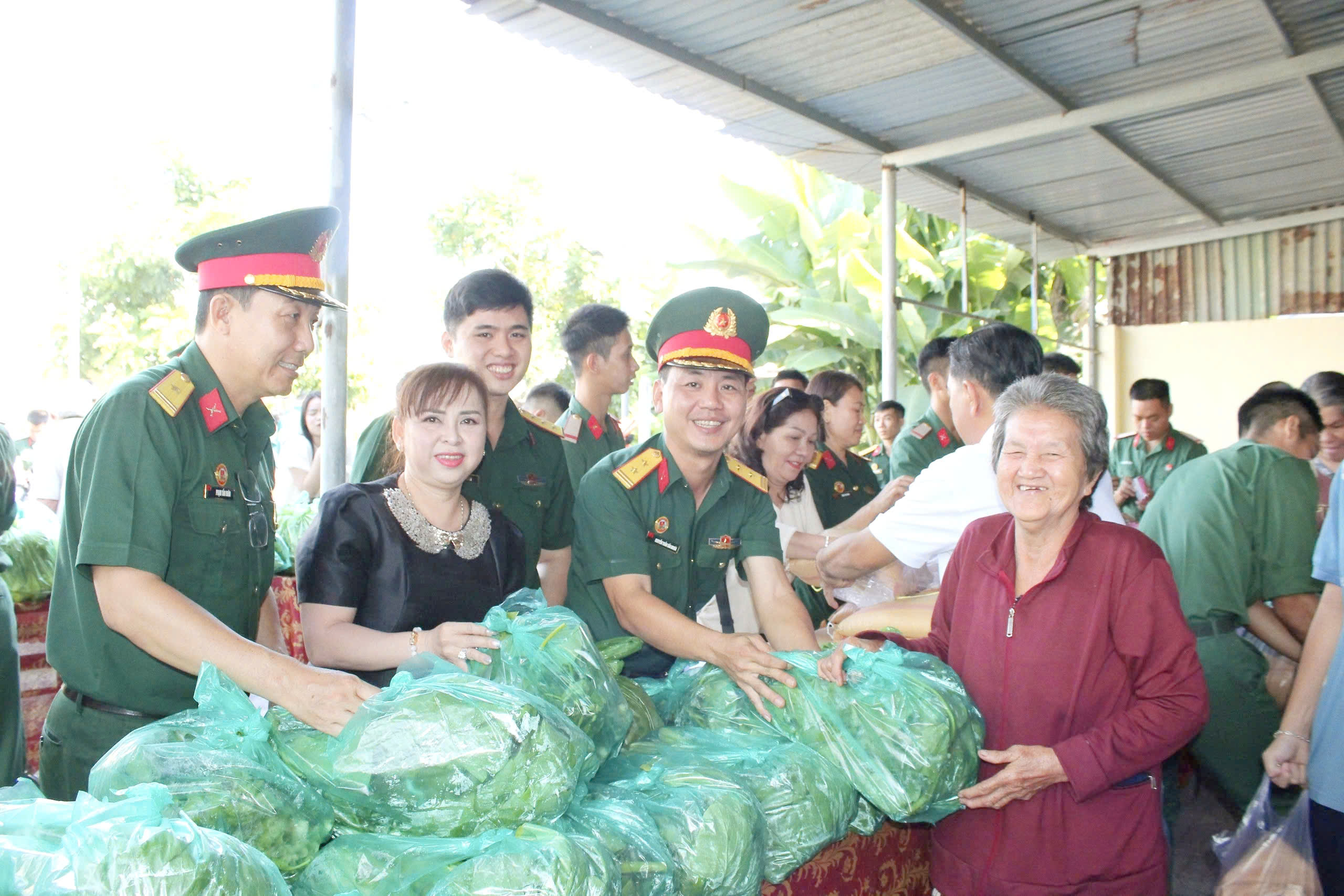 TPHCM: "Gian h&agrave;ng 0 đồng" gắn kết t&igrave;nh qu&acirc;n - d&acirc;n  - Ảnh 3.