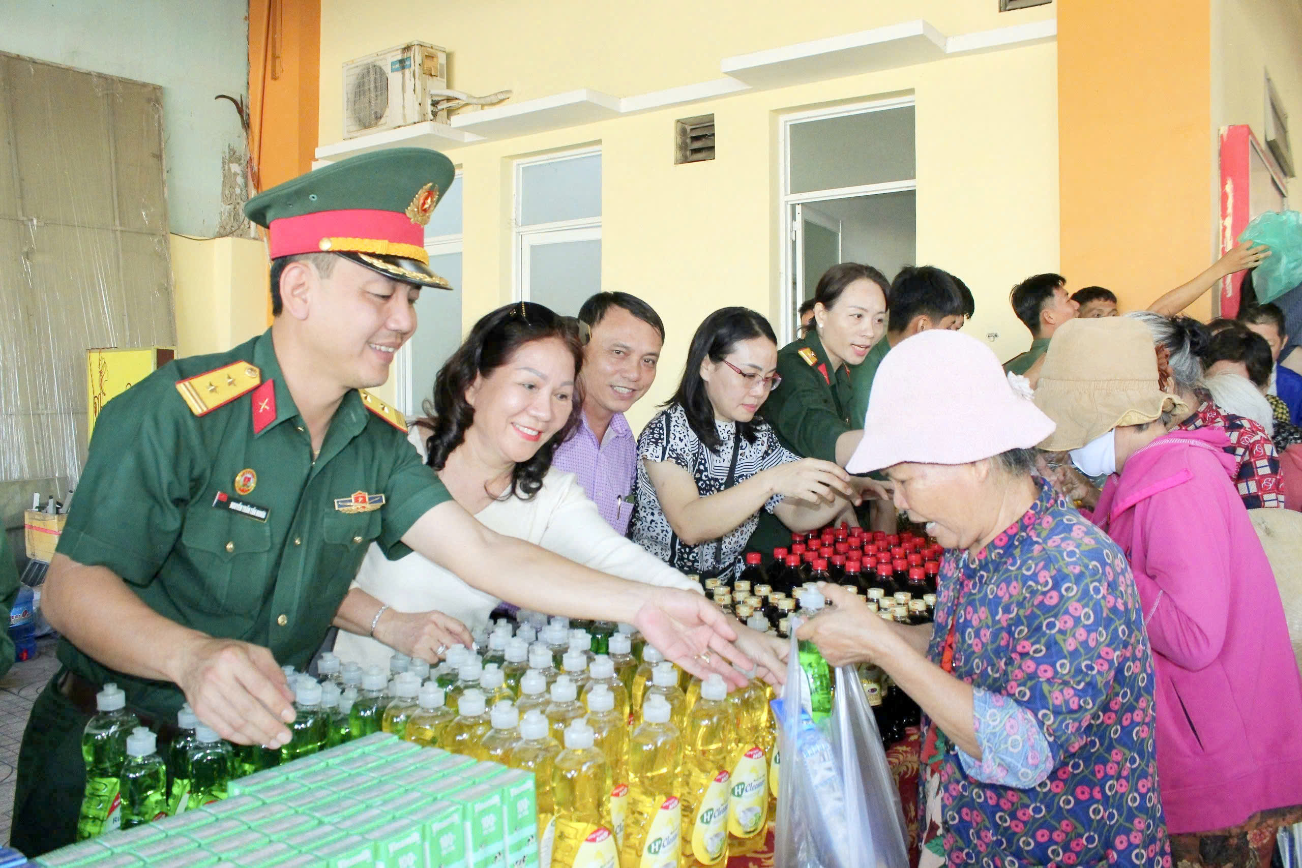 TPHCM: "Gian h&agrave;ng 0 đồng" gắn kết t&igrave;nh qu&acirc;n - d&acirc;n  - Ảnh 2.