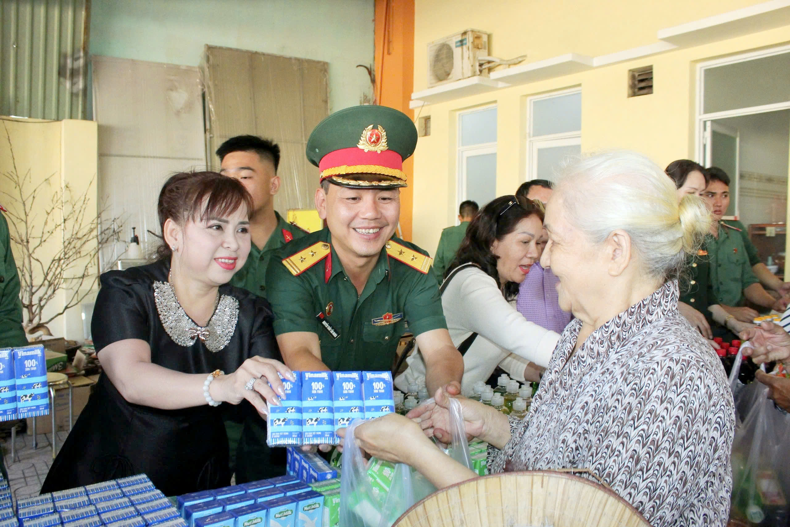 TPHCM: "Gian h&agrave;ng 0 đồng" gắn kết t&igrave;nh qu&acirc;n - d&acirc;n  - Ảnh 4.