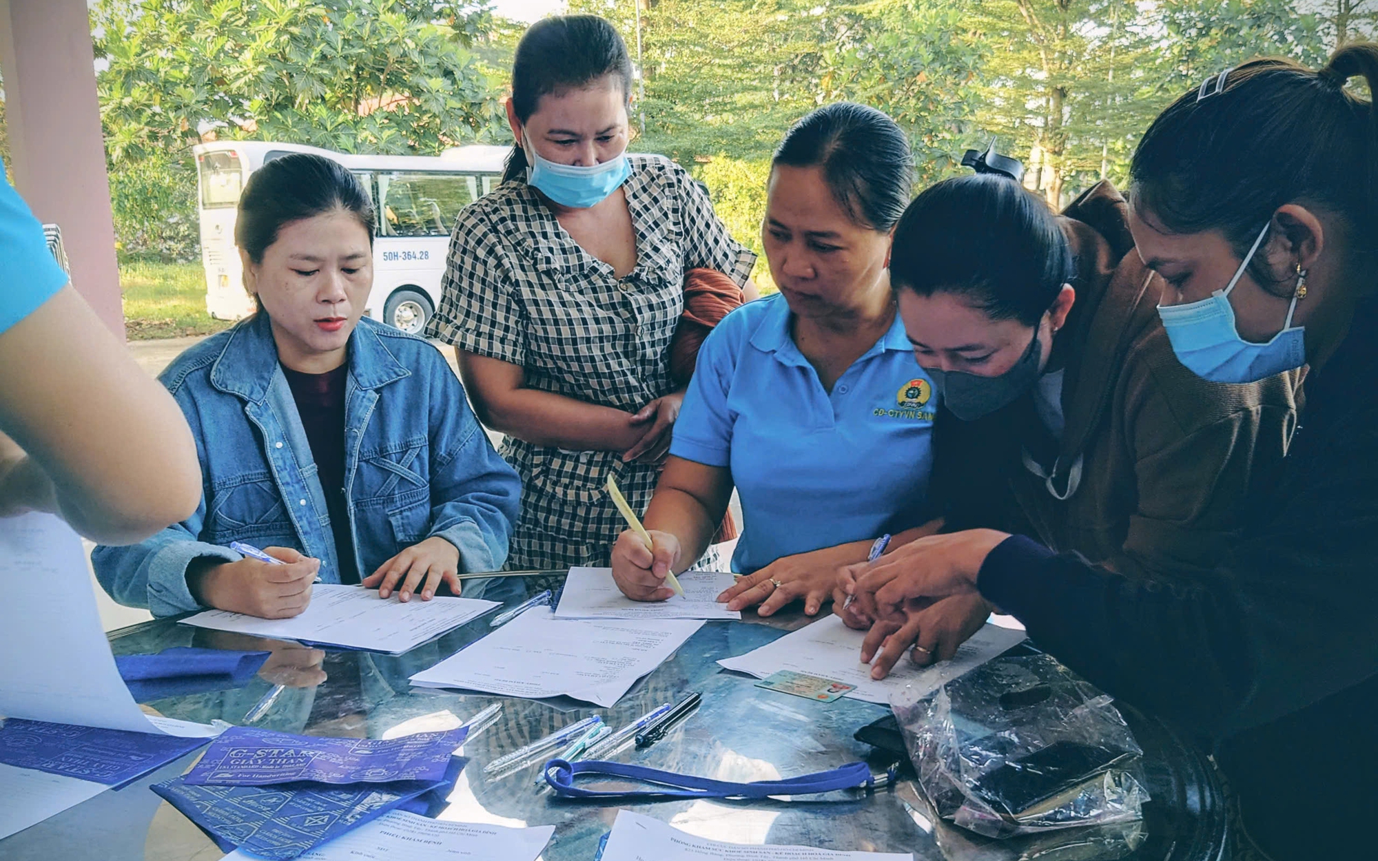Chăm lo sức khỏe cho lao động nữ