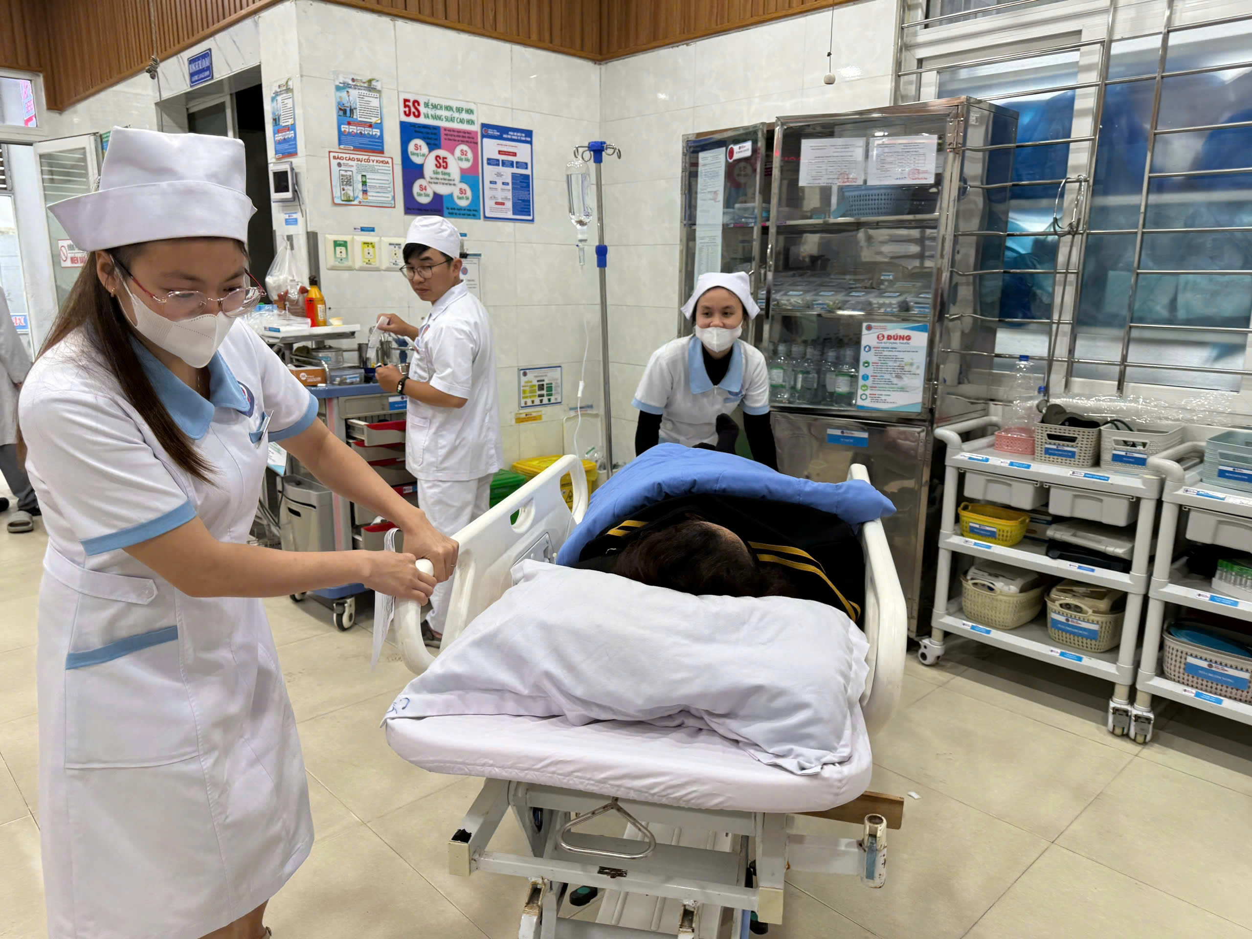 Đ&igrave;nh chỉ cơ sở b&aacute;nh m&igrave; Hồng V&acirc;n sau khi c&oacute; 78 người nhập viện - Ảnh 1.