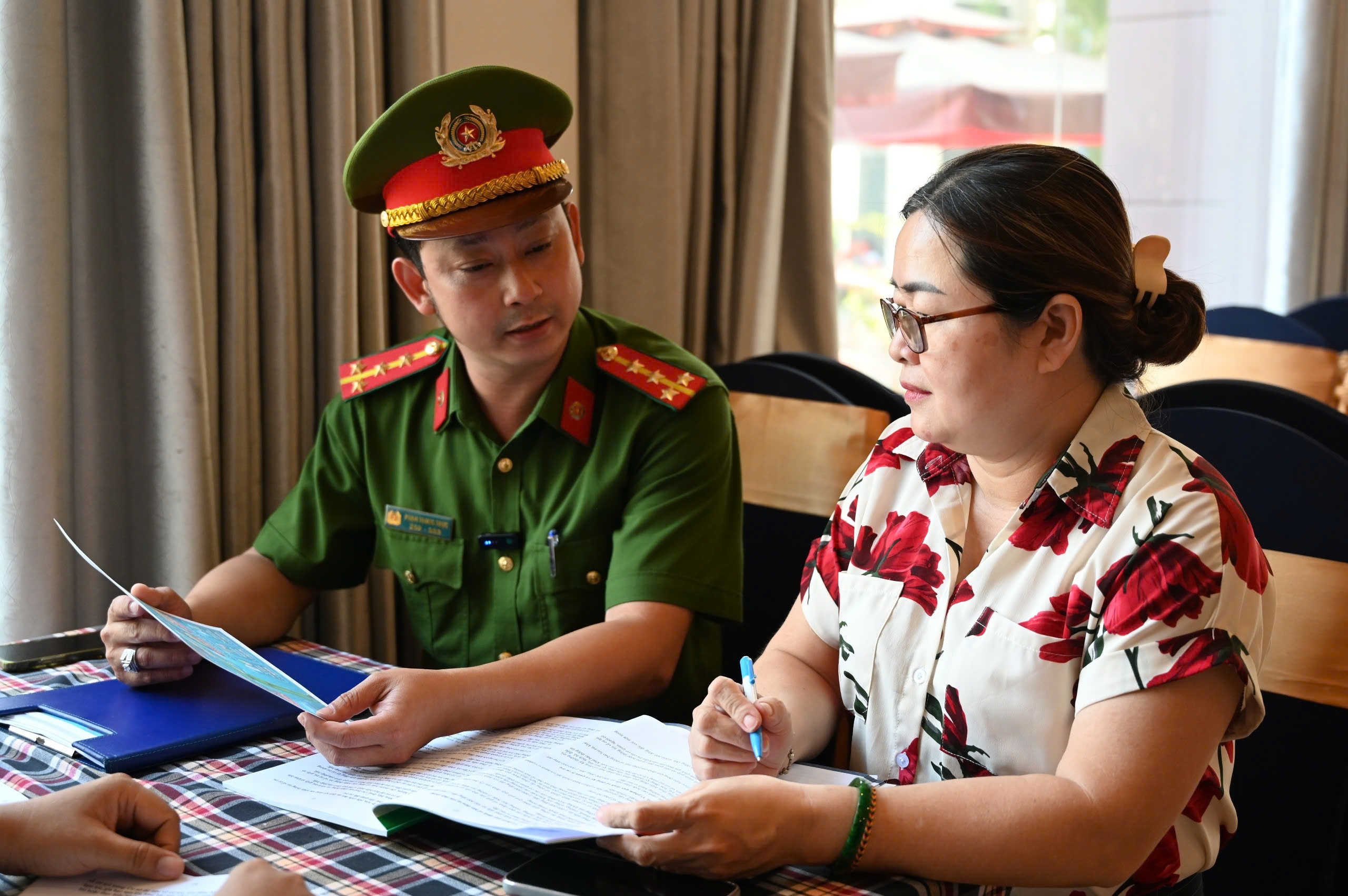 Công an TPHCM đến nhà trọ, khách sạn tuyên truyền nghị định mới - Ảnh 1.