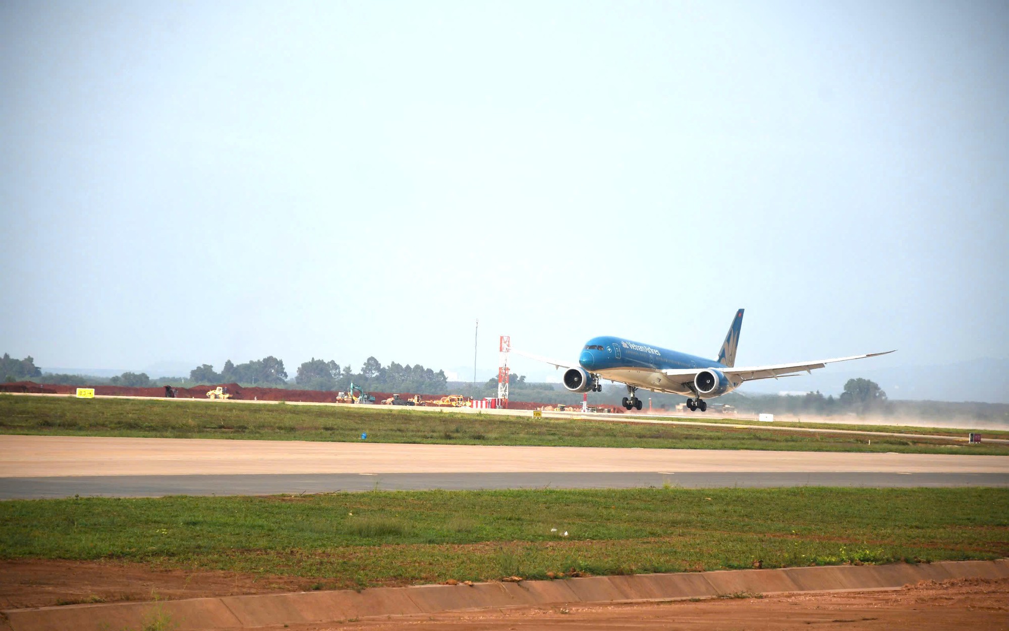 CLIP: Cận cảnh máy bay Boeing 787 vừa đáp xuống sân bay Long Thành