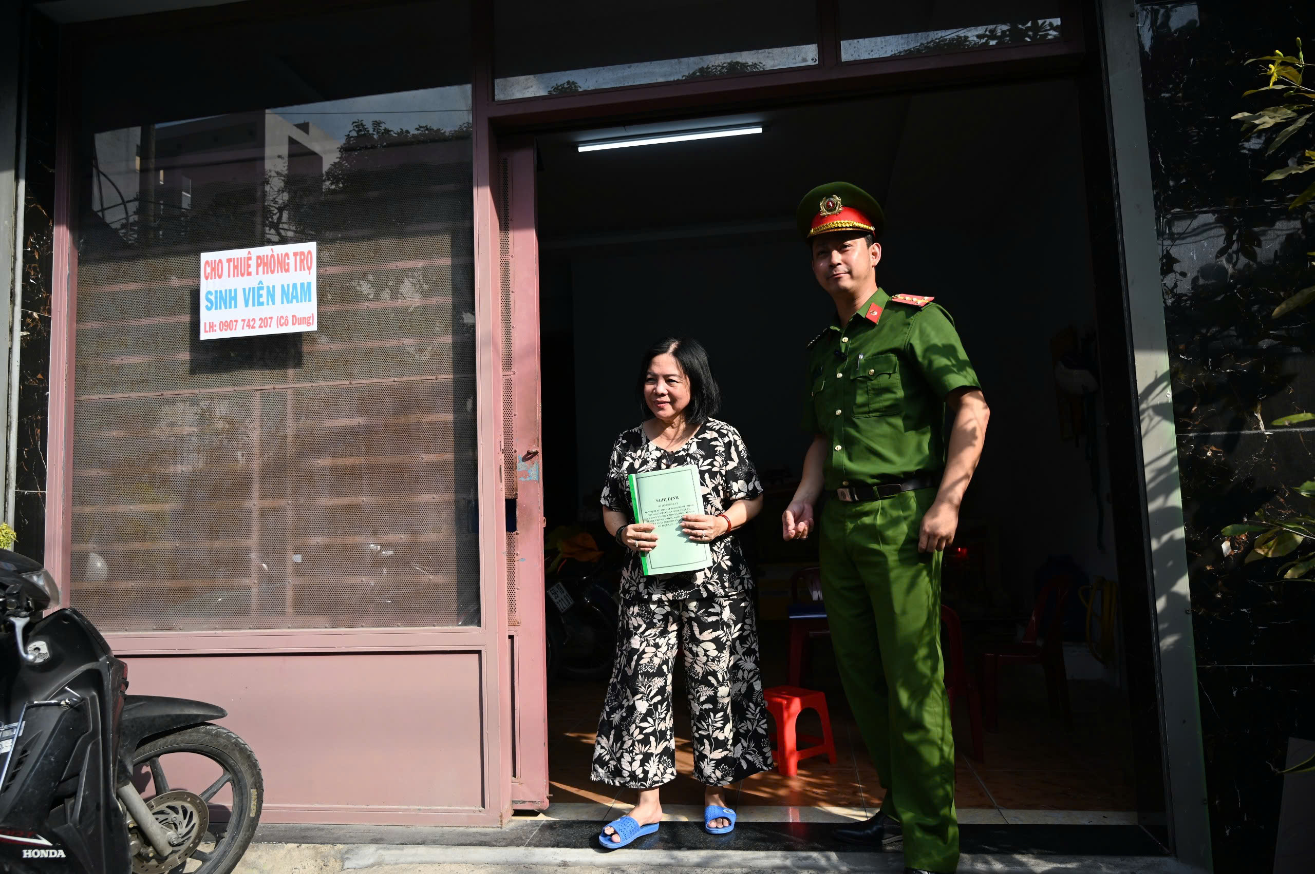 Công an TPHCM đến nhà trọ, khách sạn tuyên truyền nghị định mới - Ảnh 2.