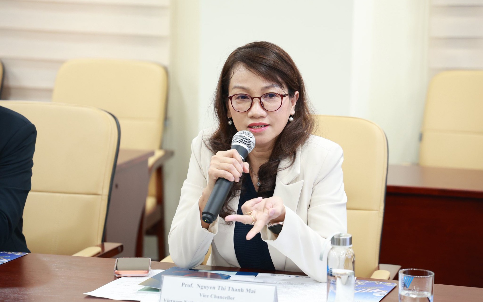 Bổ nhiệm Gi&aacute;m đốc ĐHQG TPHCM: Kỳ vọng cho giai đoạn ph&aacute;t triển mới - Ảnh 3.