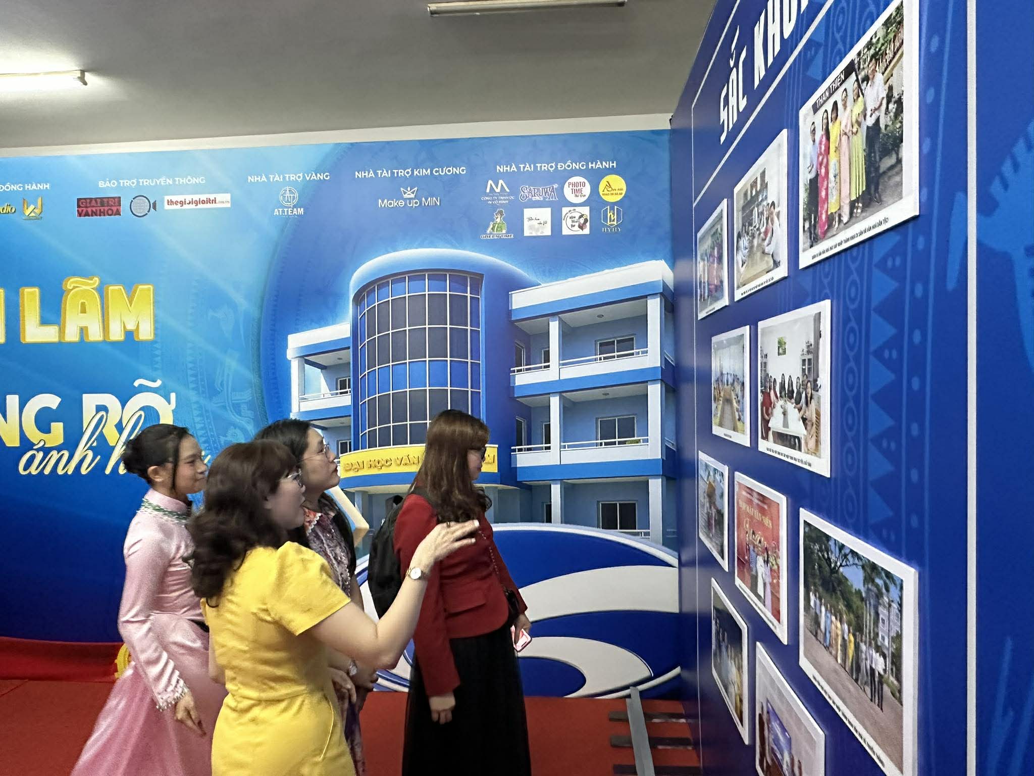 NSƯT đạo diễn L&ecirc; Cường x&uacute;c động trong sự kiện "50 năm rạng rỡ &aacute;nh hồng" - Ảnh 3.