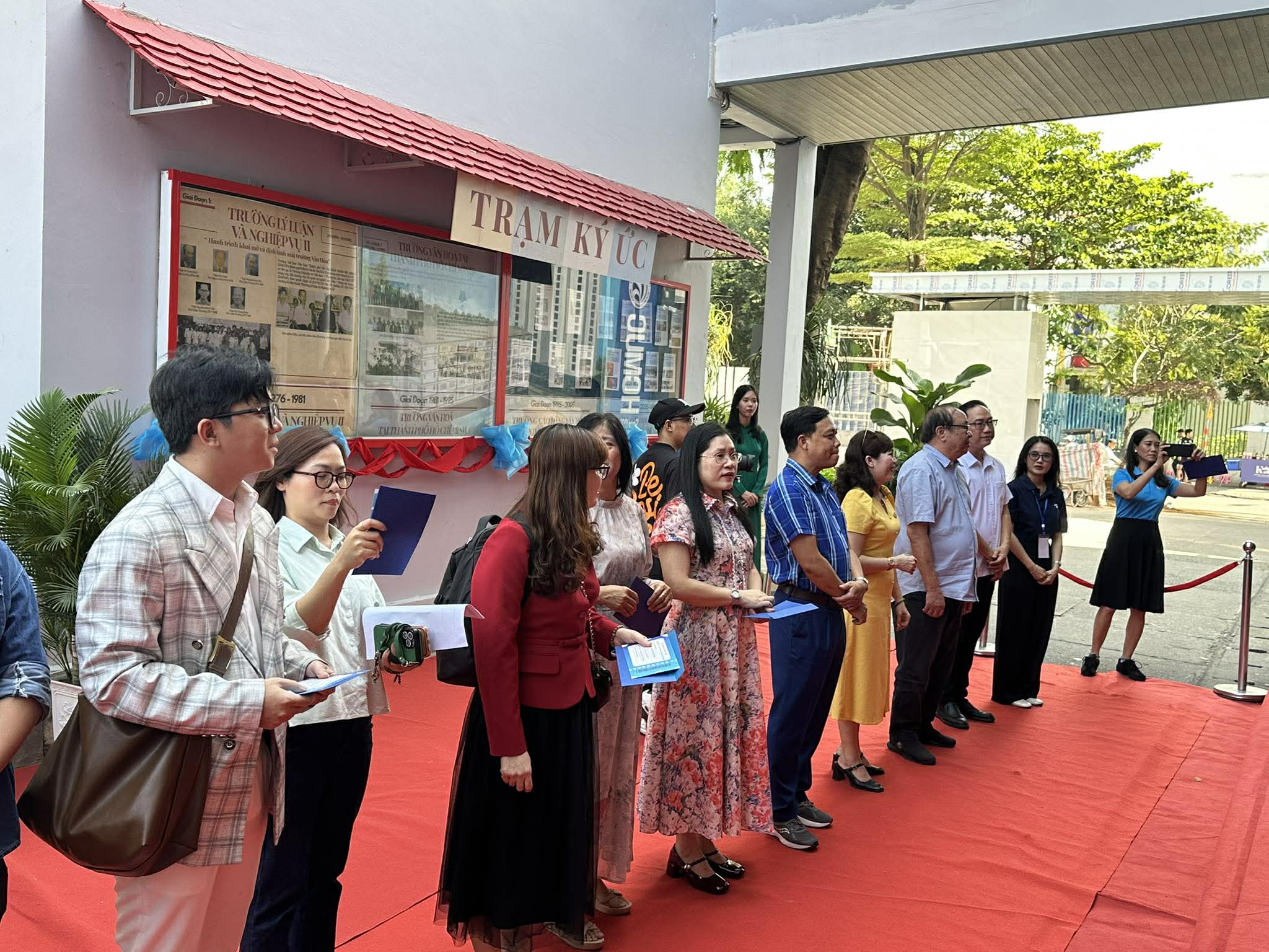 NSƯT đạo diễn L&ecirc; Cường x&uacute;c động trong sự kiện "50 năm rạng rỡ &aacute;nh hồng" - Ảnh 6.