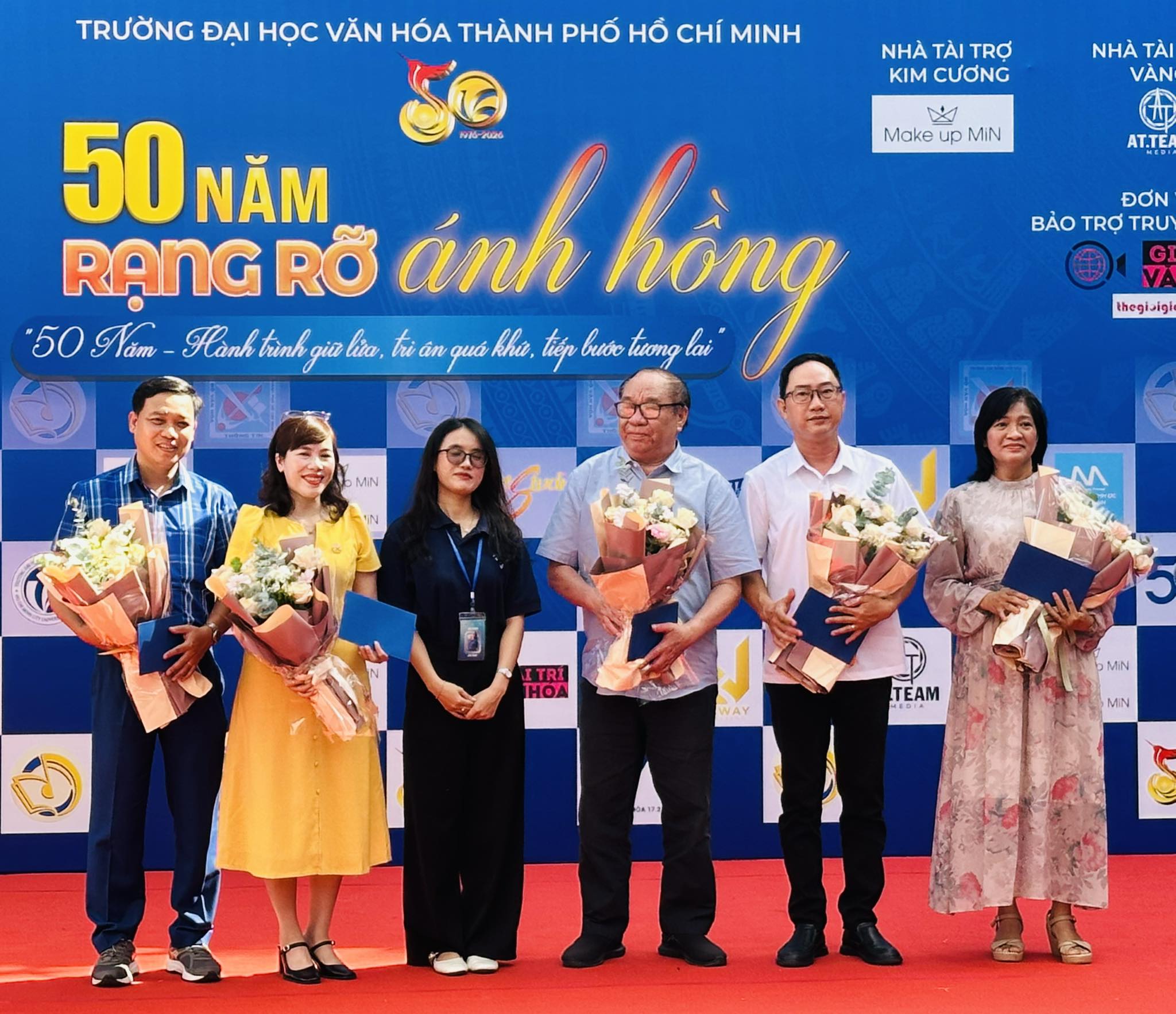 NSƯT đạo diễn L&ecirc; Cường x&uacute;c động trong sự kiện "50 năm rạng rỡ &aacute;nh hồng" - Ảnh 8.