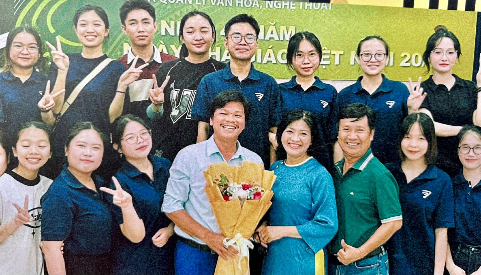 NSƯT đạo diễn L&ecirc; Cường x&uacute;c động trong sự kiện "50 năm rạng rỡ &aacute;nh hồng" - Ảnh 5.