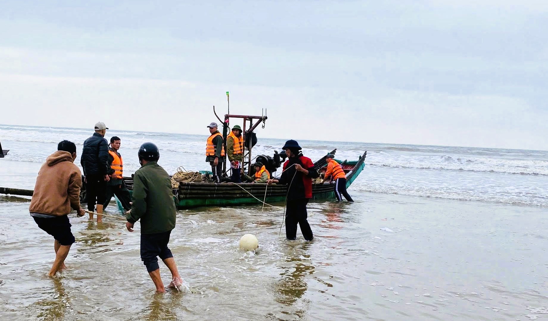 Một ngư d&acirc;n rơi xuống biển mất t&iacute;ch khi đi đ&aacute;nh c&aacute; - Ảnh 2.