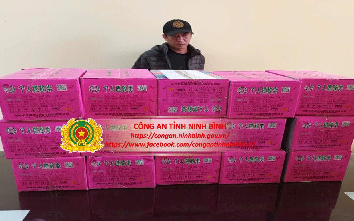 Phát hiện ô tô chở 2 bao tải hàng cấm in chữ Trung Quốc - Ảnh 1.