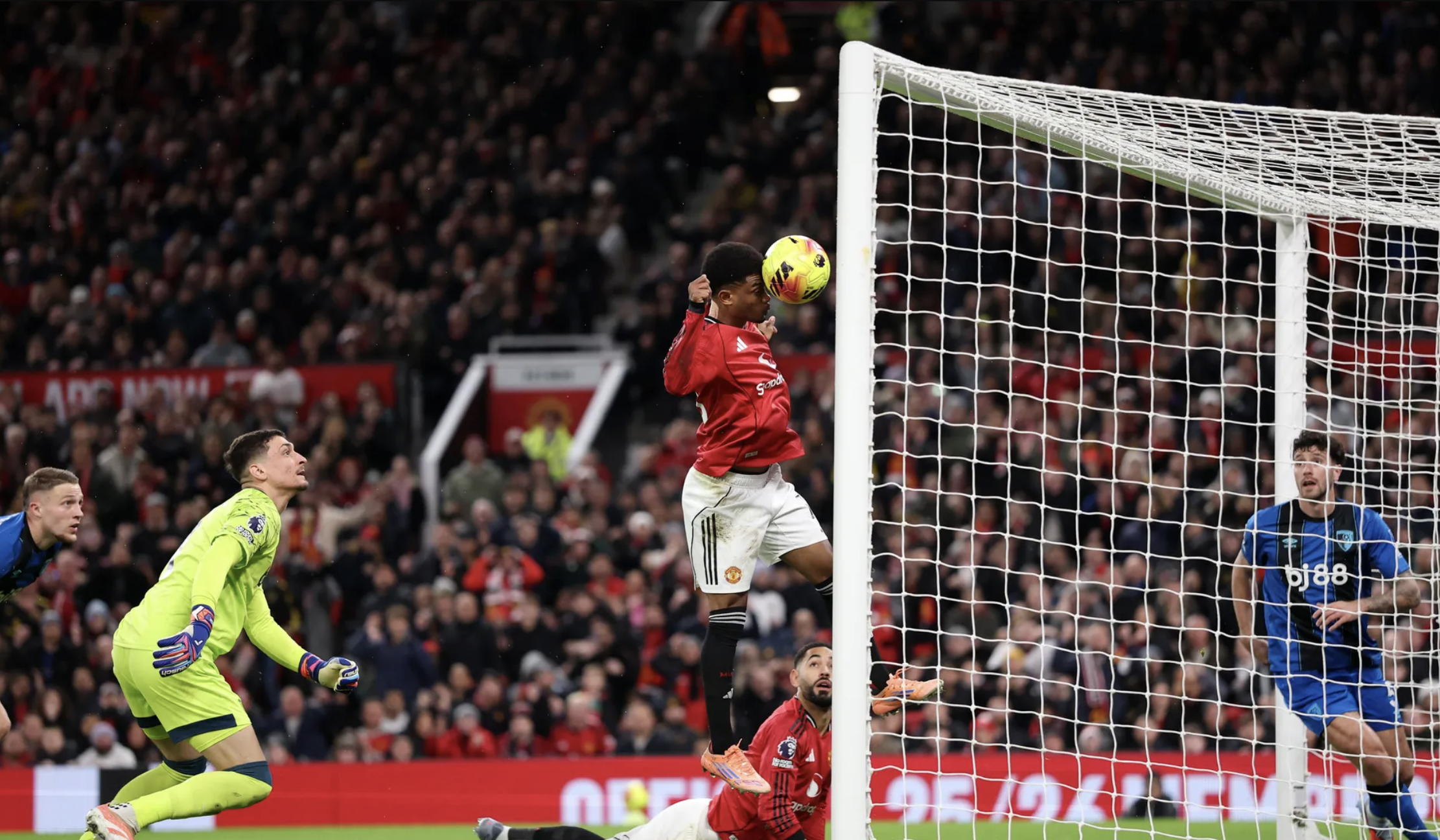 Rượt đuổi nghẹt thở tại Old Trafford, Man Utd v&agrave; Bournemouth chia điểm trận cầu 8 b&agrave;n - Ảnh 1.