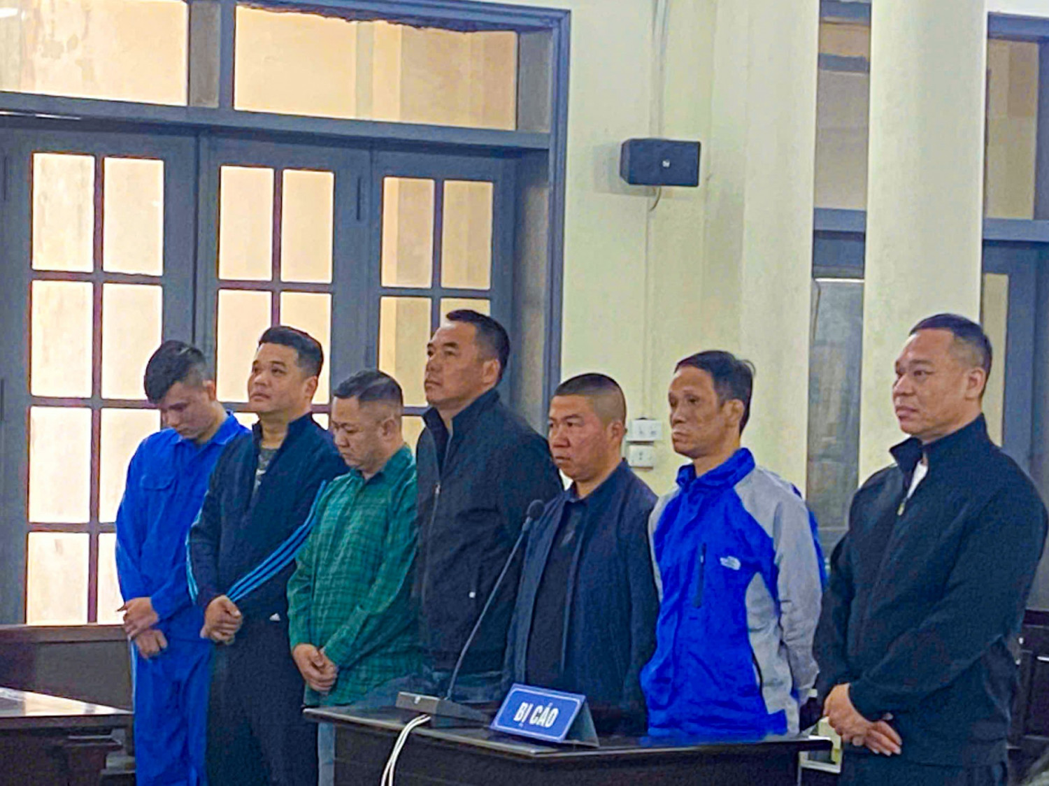 7 Người đàn ông sàm sỡ , hành hung 3 cô gái trước quán karaoke Phantom lãnh án - Ảnh 1.