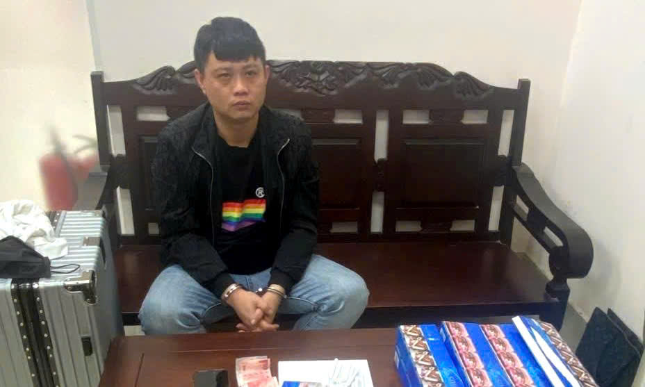 Mang ma t&uacute;y qua bi&ecirc;n giới bằng thuốc l&aacute;, một người nước ngo&agrave;i bị bắt ngay cửa khẩu - Ảnh 1.