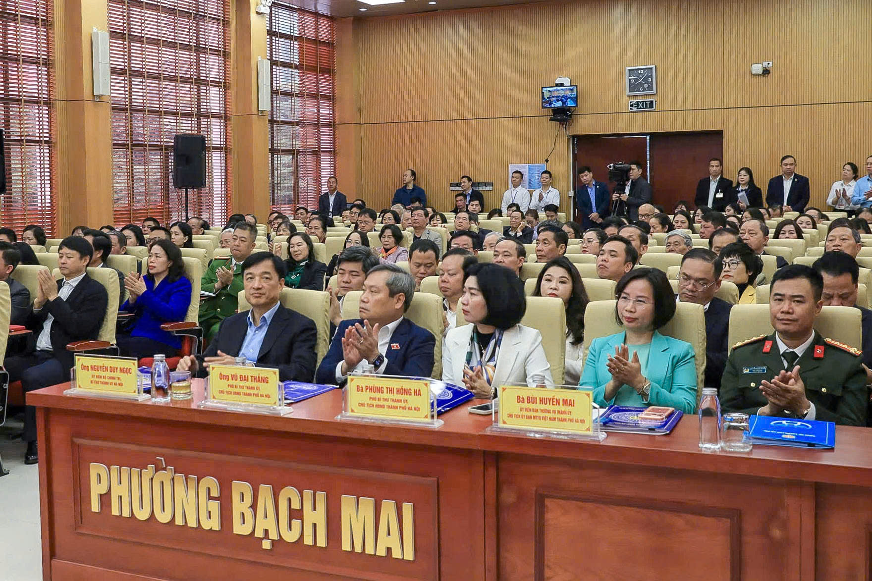 Tổng B&iacute; thư T&ocirc; L&acirc;m tiếp x&uacute;c cử tri H&agrave; Nội sau Kỳ họp thứ 10, Quốc hội kh&oacute;a XV - Ảnh 4.