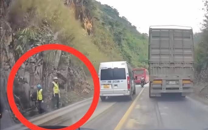 VIDEO: Hàng ngàn m3 đất đá từ trên cao rơi xuống vùi lấp 2 công nhân
