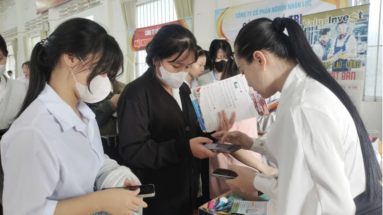 C&aacute;n bộ cơ sở: Cầu nối ch&iacute;nh s&aacute;ch đến người d&acirc;n - Ảnh 1.
