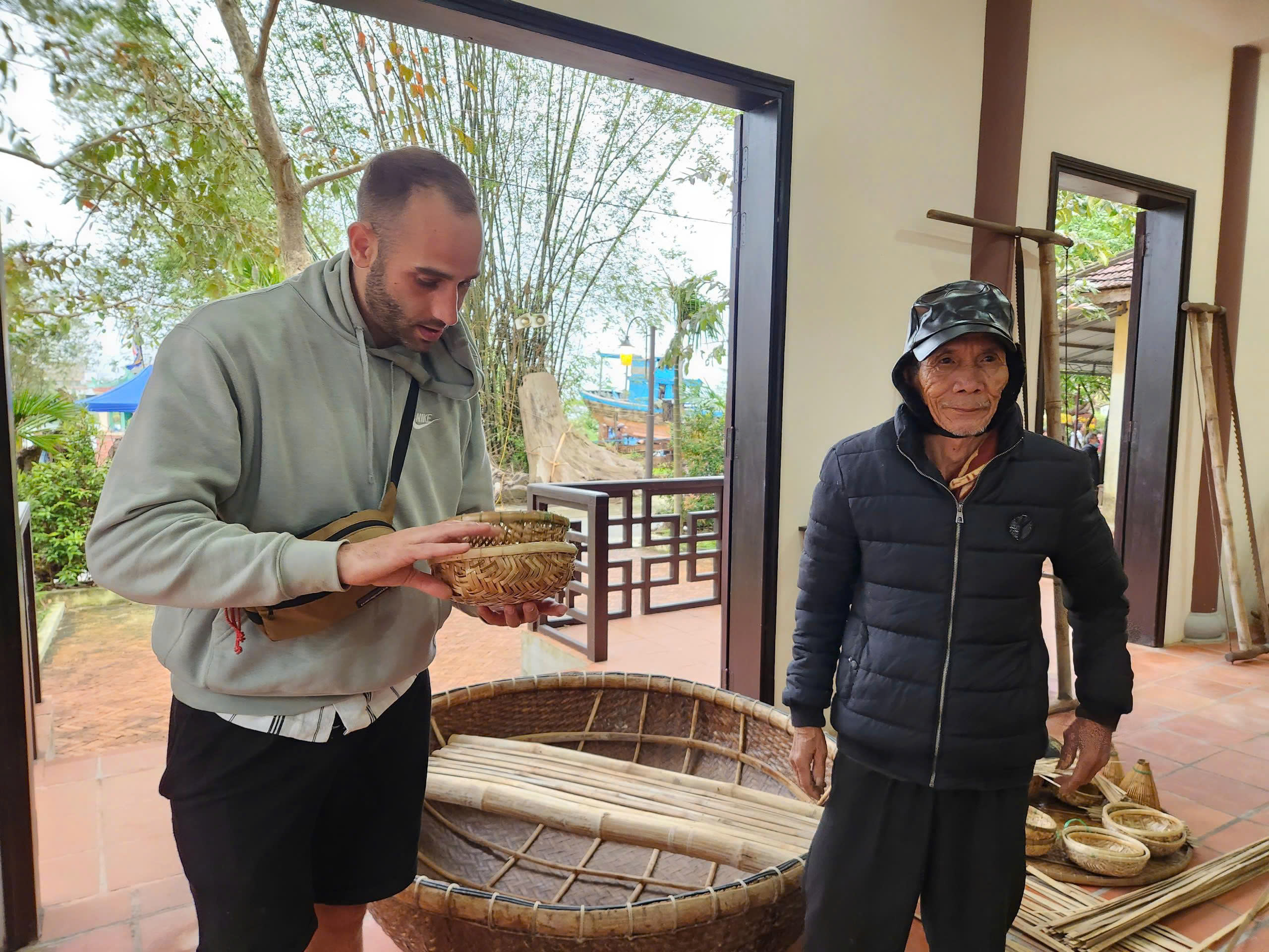 Làm mộc thủ công phục hồi nghề truyền thống - Ảnh 2.