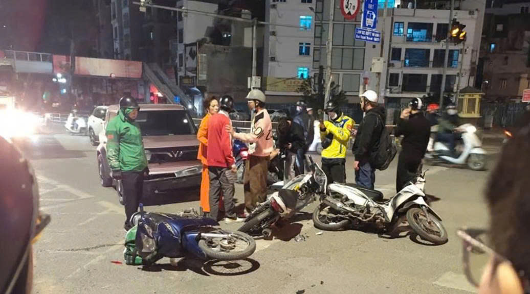 Ô tô con tông liên hoàn nhiều xe máy dừng đèn đỏ tại Hà Nội - Ảnh 1.