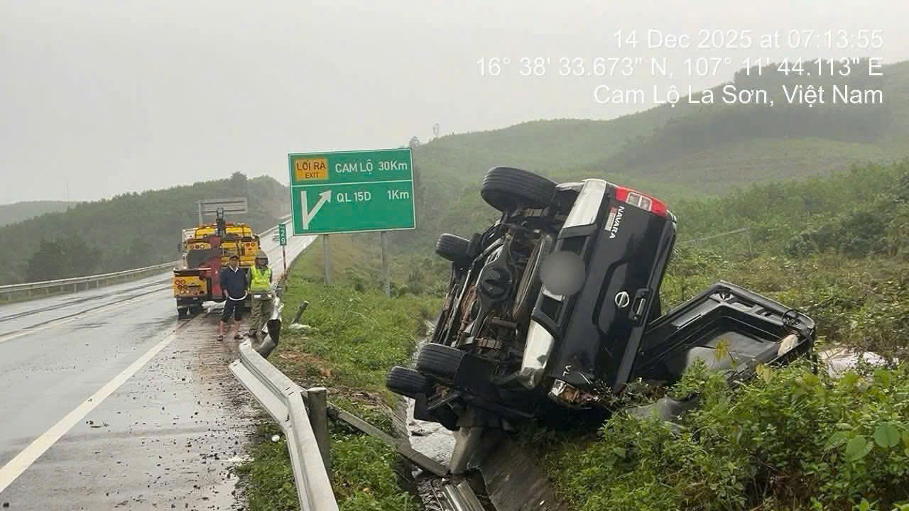 Xe &ocirc; t&ocirc; lật nghi&ecirc;ng tr&ecirc;n cao tốc Cam Lộ - La Sơn , t&agrave;i xế tử vong thương t&acirc;m - Ảnh 1.