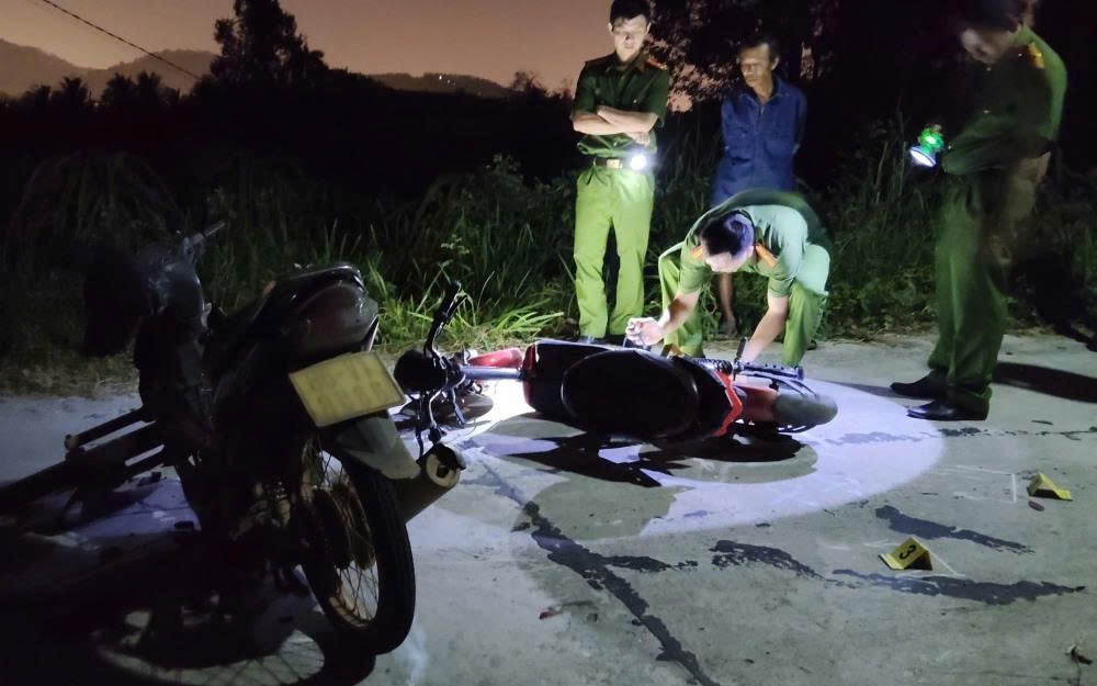 Tông xe đạp điện vừa từ trong nhà ra đường, 1 người đàn ông tử vong