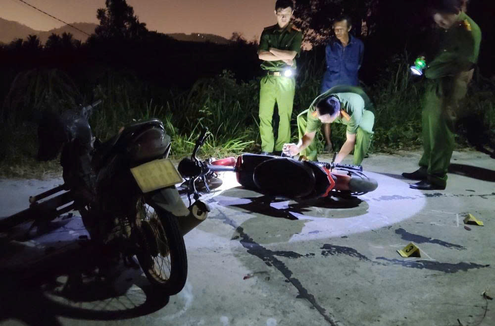 Xe m&aacute;y t&ocirc;ng xe đạp điện từ trong nh&agrave; ra đường, 1 người tử vong - Ảnh 1.