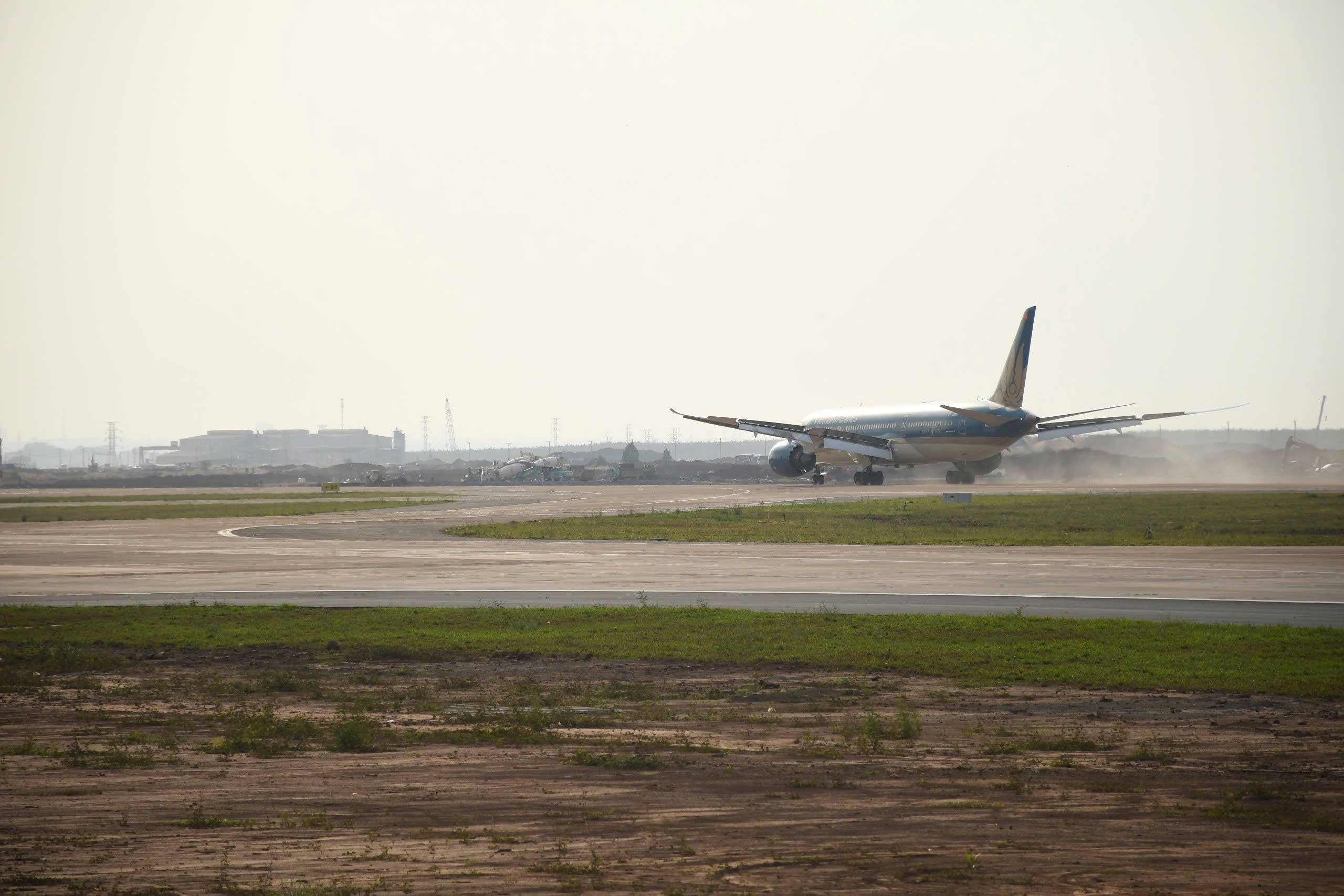 CLIP: Cận cảnh máy bay Boeing 787 vừa đáp xuống sân bay Long Thành - Ảnh 6.
