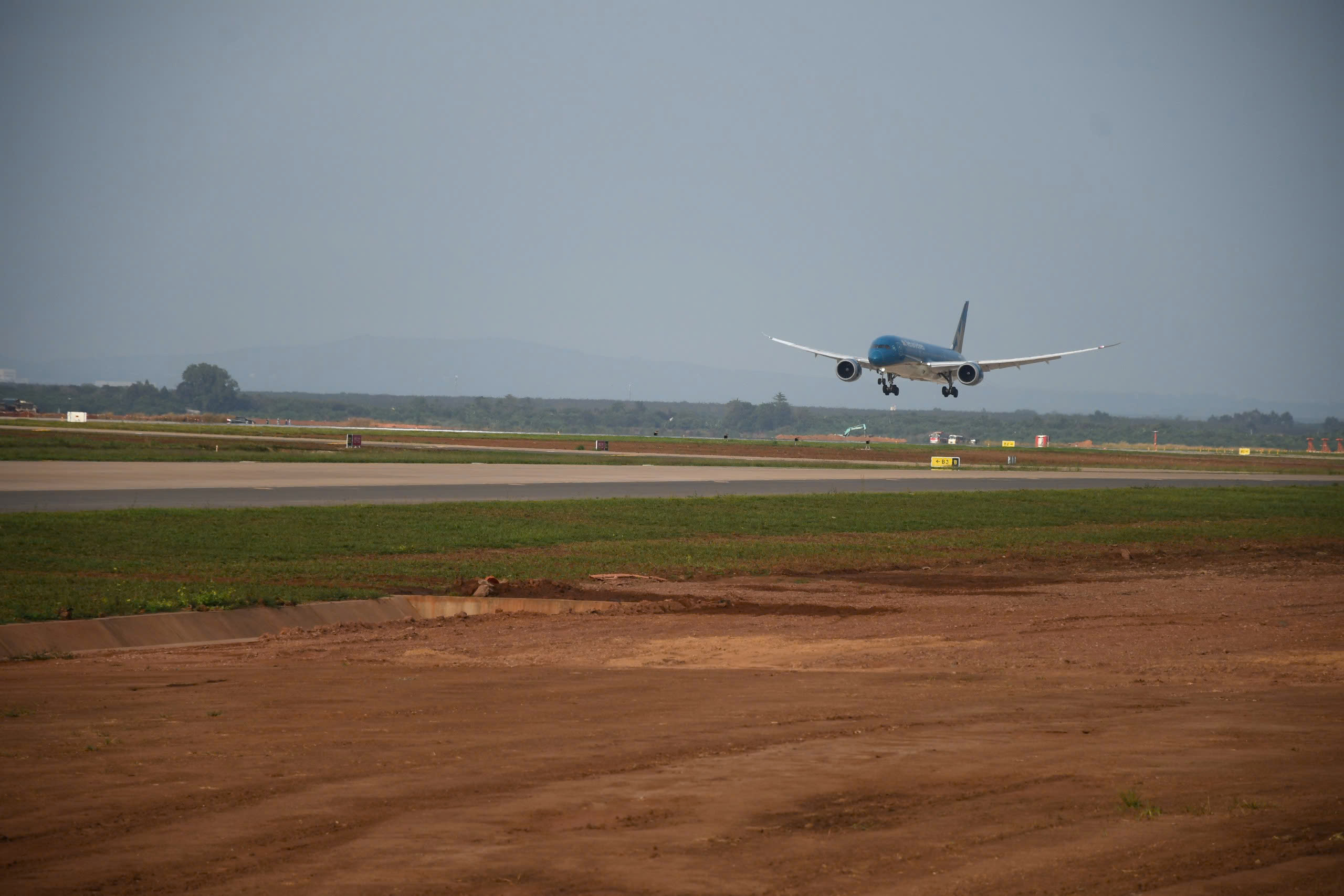CLIP: Cận cảnh máy bay Boeing 787 vừa đáp xuống sân bay Long Thành - Ảnh 12.
