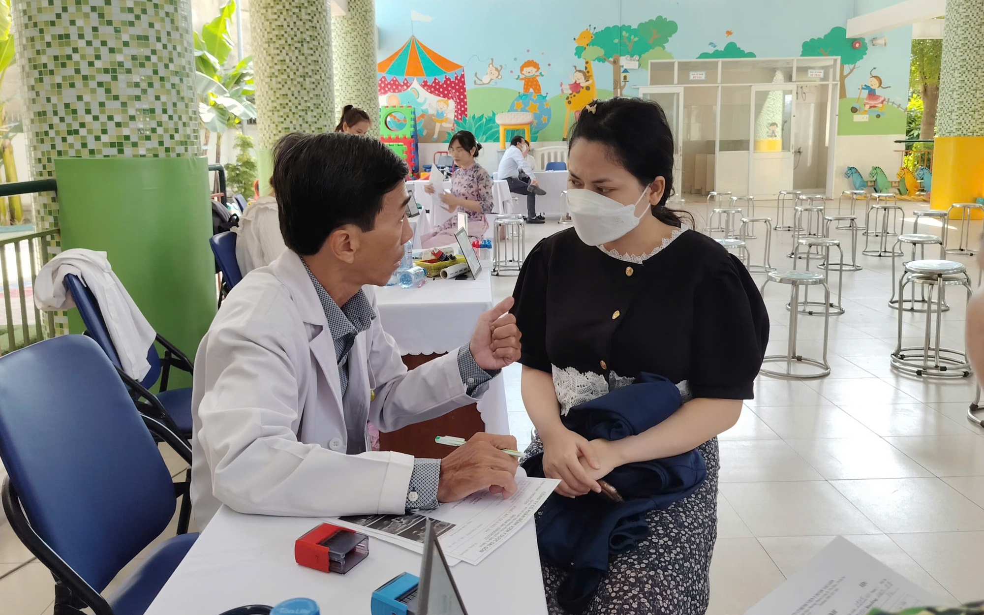 Nhân viên y tế nào sẽ được hưởng phụ cấp ưu đãi nghề ở mức 100%?