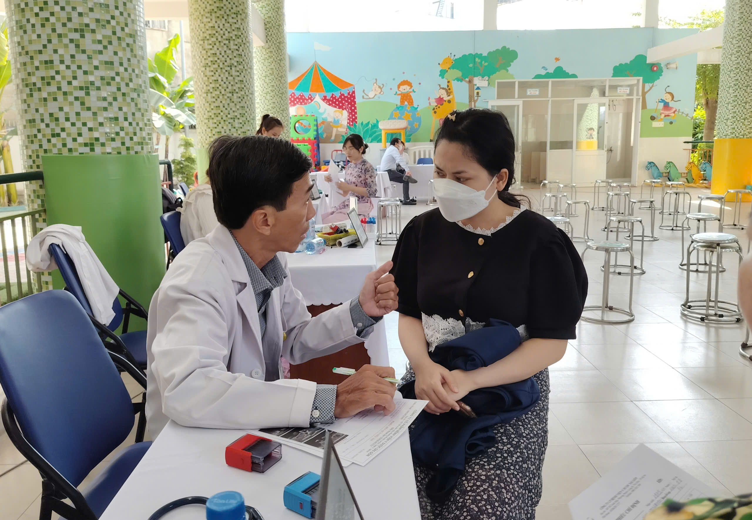 Sắp tới, nhân viên y tế nào được hưởng phụ cấp ưu đãi nghề ở mức 100%? - Ảnh 1.