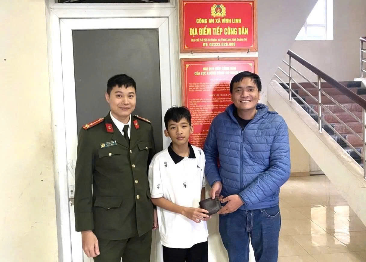 Nhặt được chiếc ví chứa nhiều tiền mặt, nam sinh lớp 9 lập tức giao nộp - Ảnh 1.