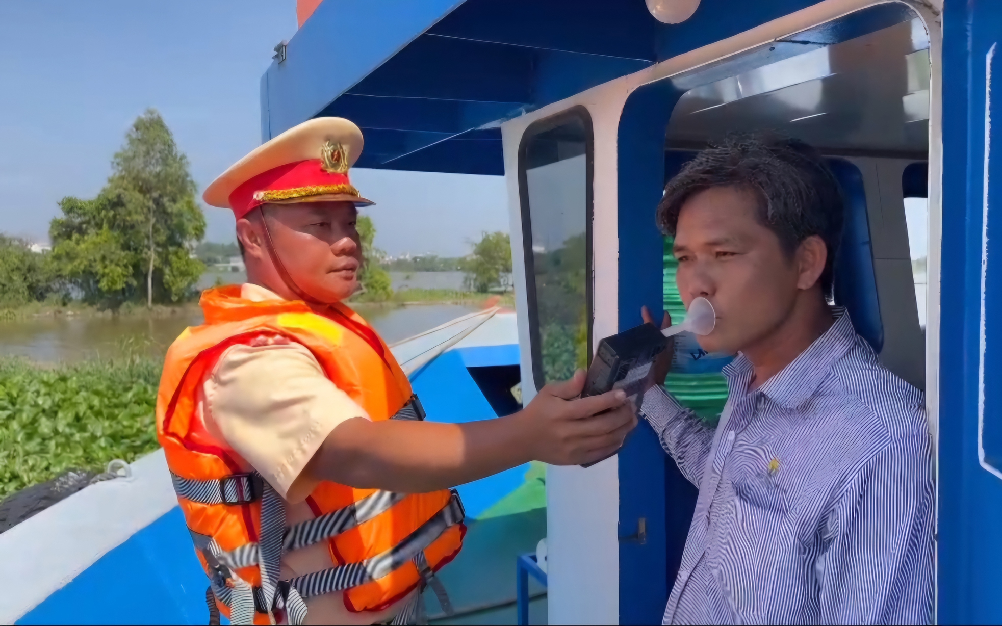 Hình ảnh ca nô rẽ sóng kiểm tra nồng độ cồn trên tuyến sông Vàm Cỏ Đông
