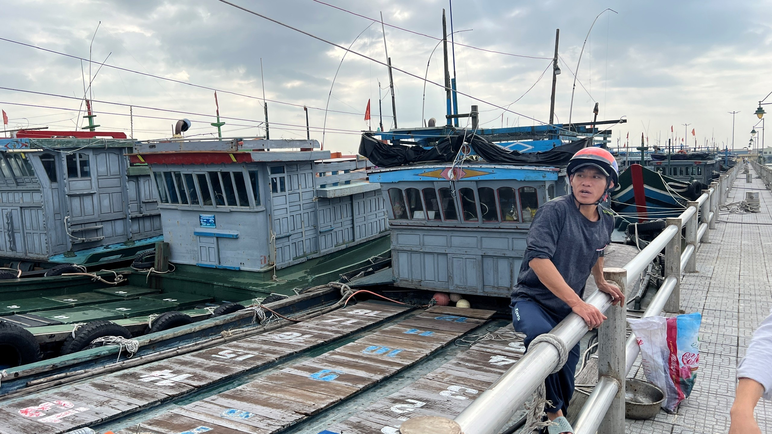 Mỏi mòn chờ tiền hỗ trợ, ngư dân Huế "hụt hơi" - Ảnh 1.