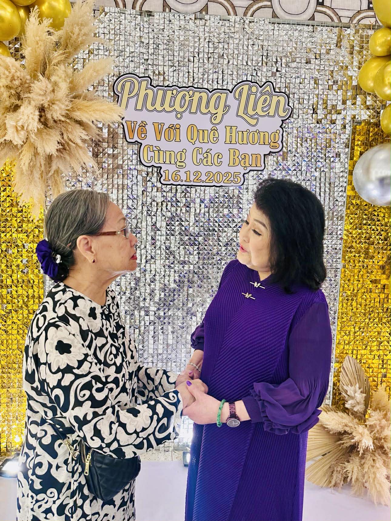 Phượng Liên, Ngọc Giàu, Lệ Thủy, Diệu Hiền xúc động trong ngày họp mặt tại quê nhà - Ảnh 3.