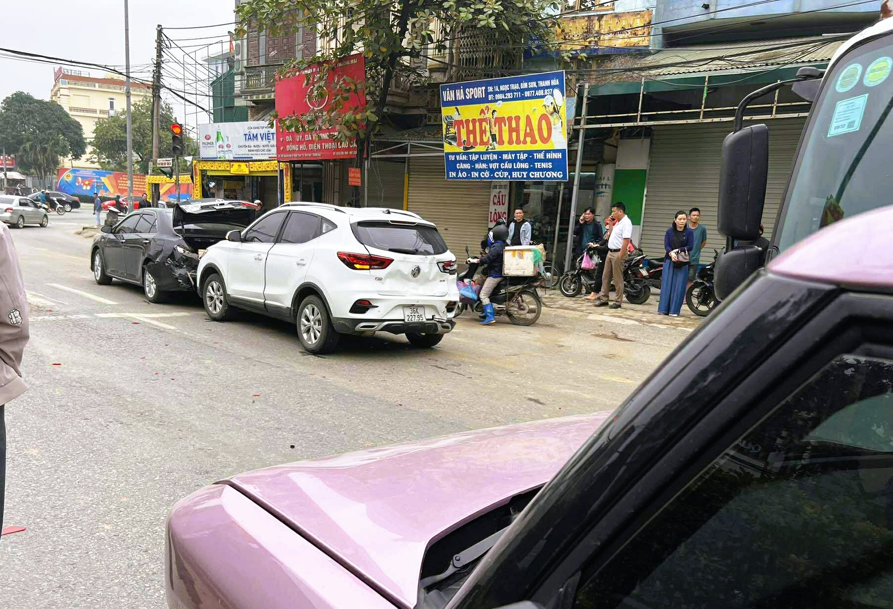 6 &ocirc; t&ocirc; t&ocirc;ng li&ecirc;n ho&agrave;n tr&ecirc;n Quốc lộ 1A, 1 &ocirc; t&ocirc; bẹp d&uacute;m - Ảnh 3.