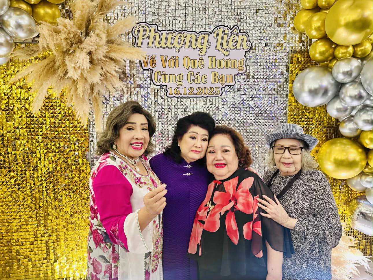 Phượng Liên, Ngọc Giàu, Lệ Thủy, Diệu Hiền xúc động trong ngày họp mặt tại quê nhà - Ảnh 1.