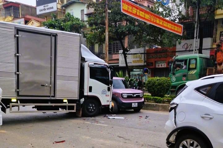 6 &ocirc; t&ocirc; t&ocirc;ng li&ecirc;n ho&agrave;n tr&ecirc;n Quốc lộ 1A, 1 &ocirc; t&ocirc; bẹp d&uacute;m - Ảnh 4.