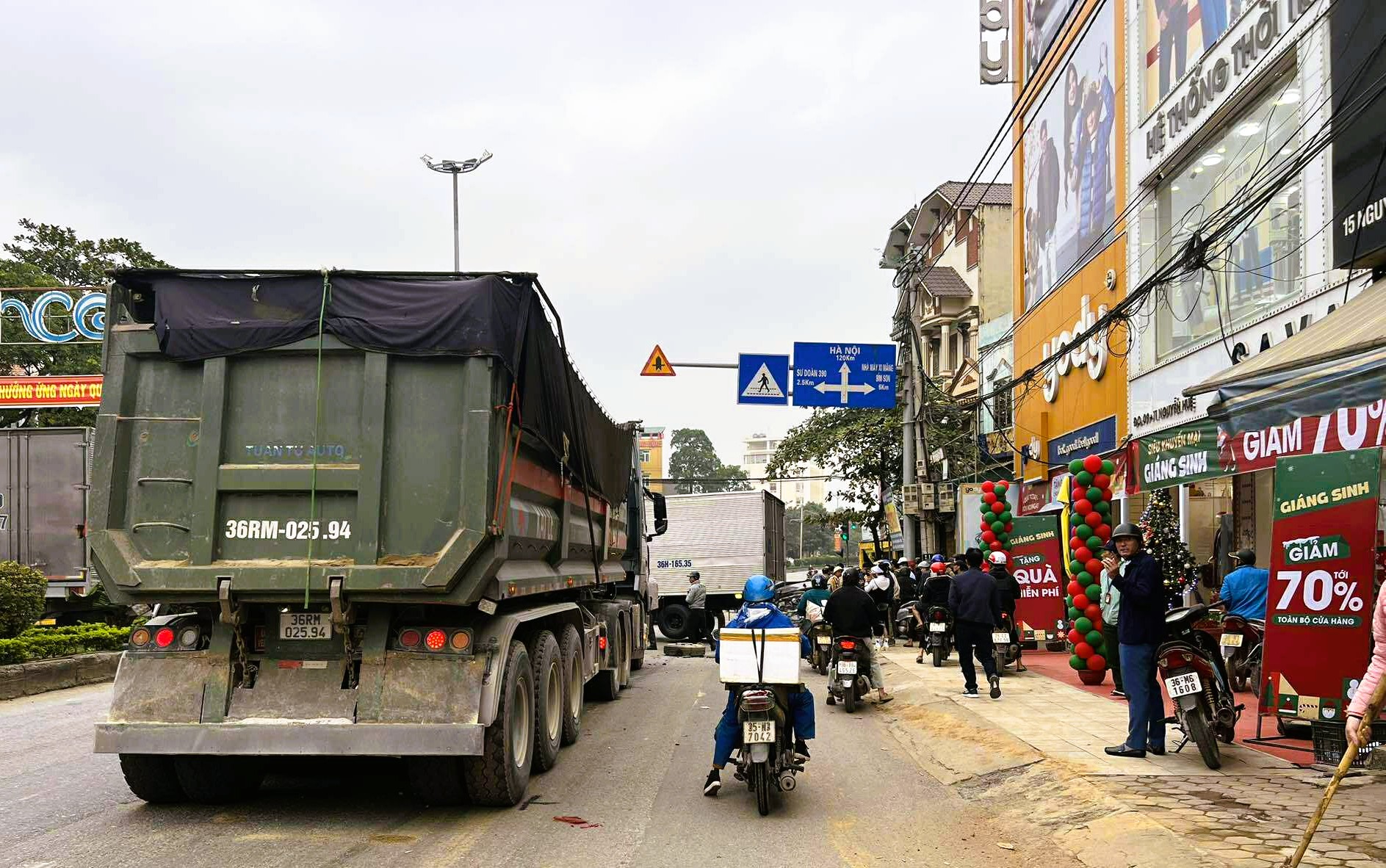 6 &ocirc; t&ocirc; t&ocirc;ng li&ecirc;n ho&agrave;n tr&ecirc;n Quốc lộ 1A, 1 &ocirc; t&ocirc; bẹp d&uacute;m - Ảnh 2.