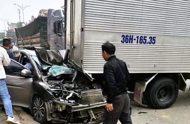 6 &ocirc; t&ocirc; t&ocirc;ng li&ecirc;n ho&agrave;n tr&ecirc;n Quốc lộ 1A, 1 &ocirc; t&ocirc; bẹp d&uacute;m - Ảnh 5.