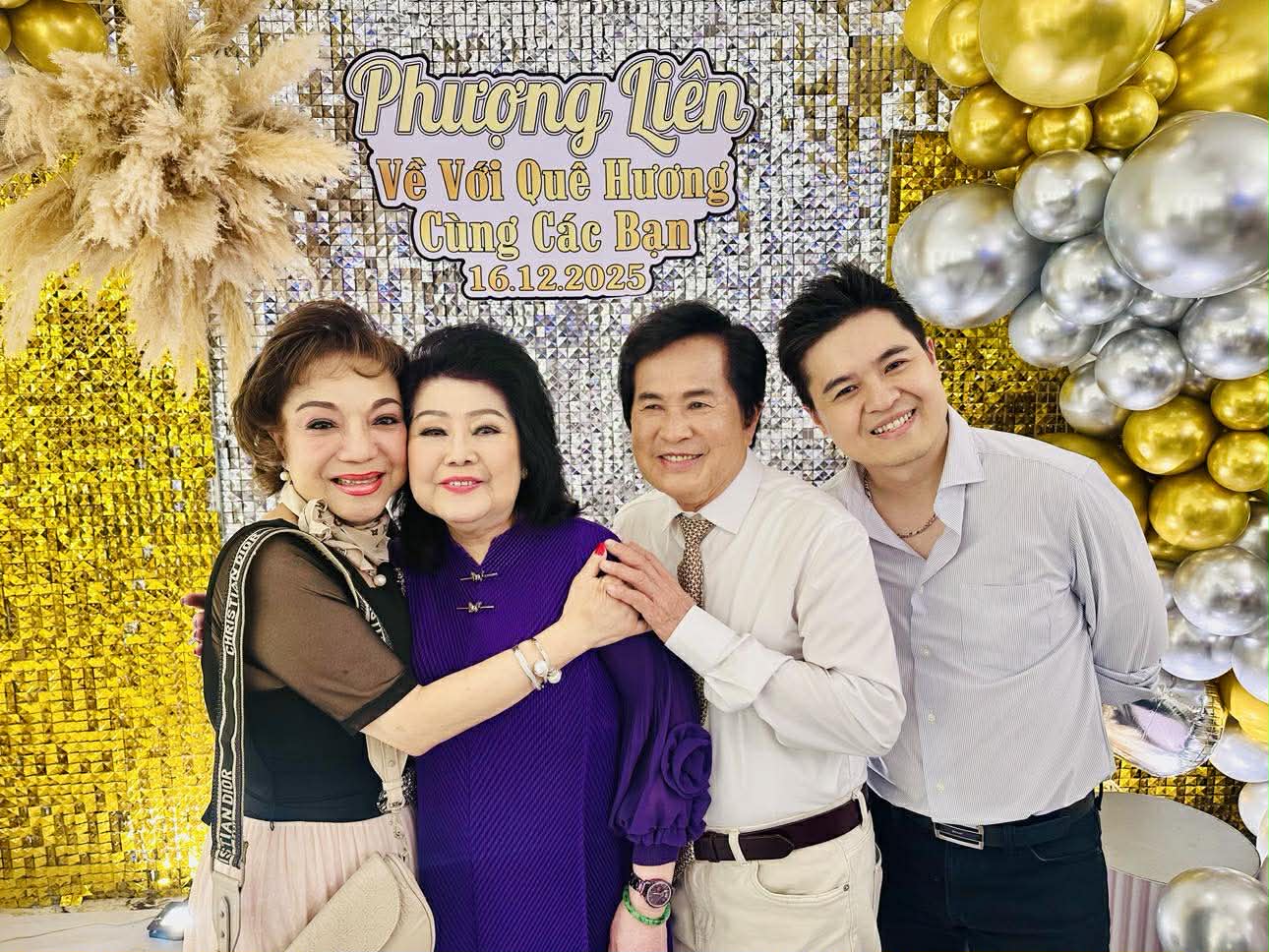 Phượng Liên, Ngọc Giàu, Lệ Thủy, Diệu Hiền xúc động trong ngày họp mặt tại quê nhà - Ảnh 4.