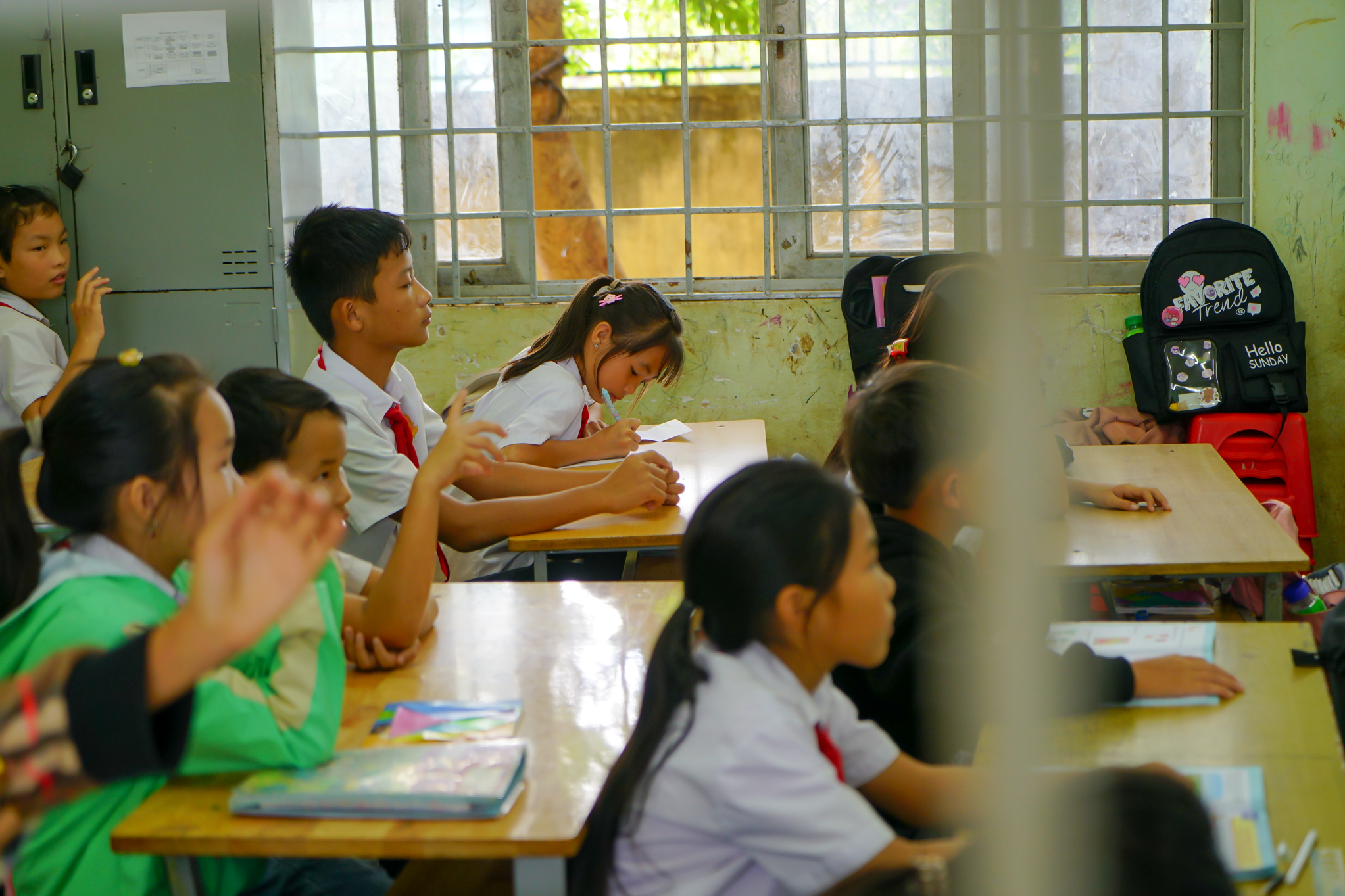 L&aacute; thư x&uacute;c động của học sinh v&ugrave;ng cao gửi đến "&aacute;o cam"  - Ảnh 2.