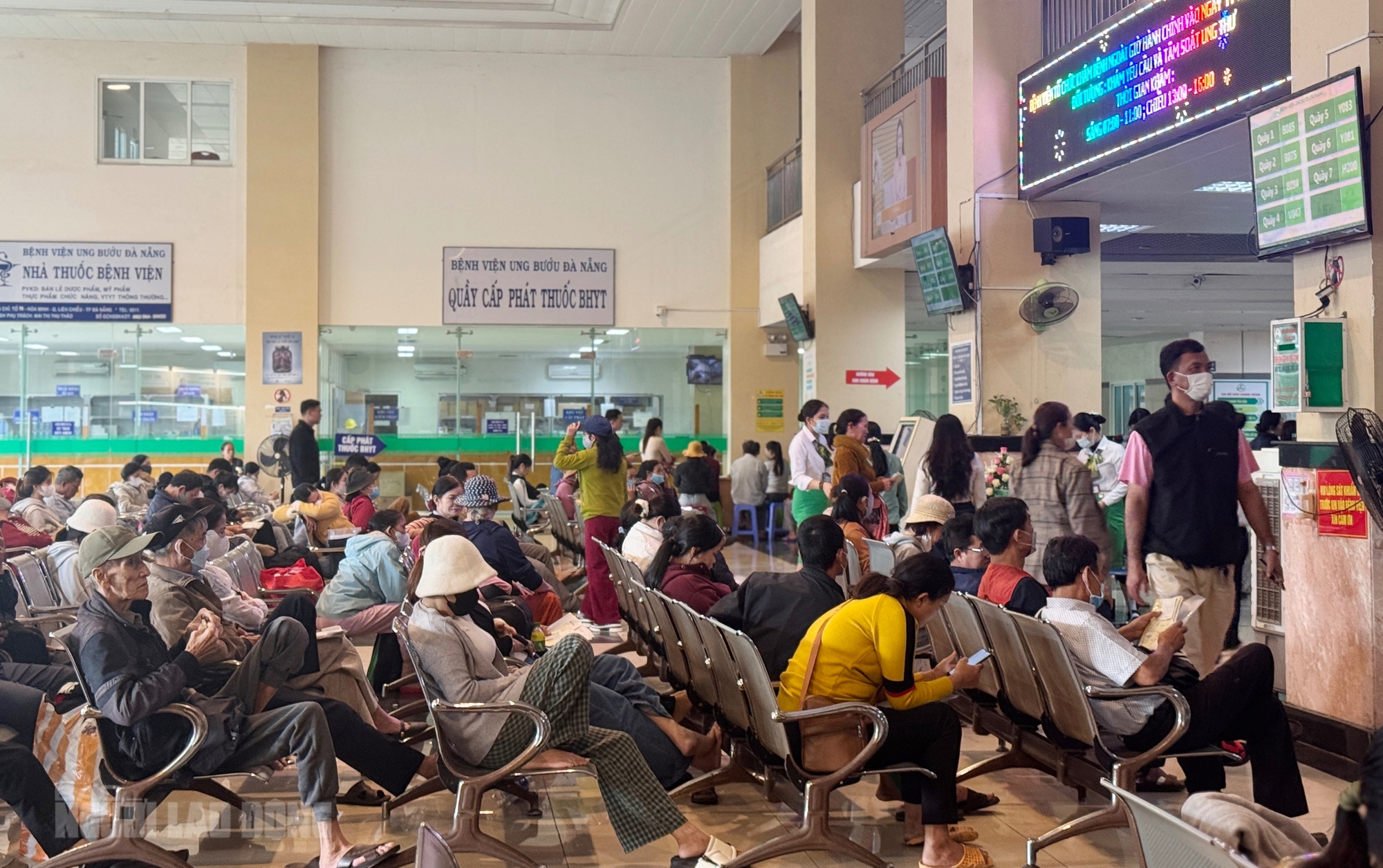 Bệnh viện Ung bướu Đà Nẵng quá tải, nhiều bệnh nhân phải nằm giường xếp - Ảnh 1.
