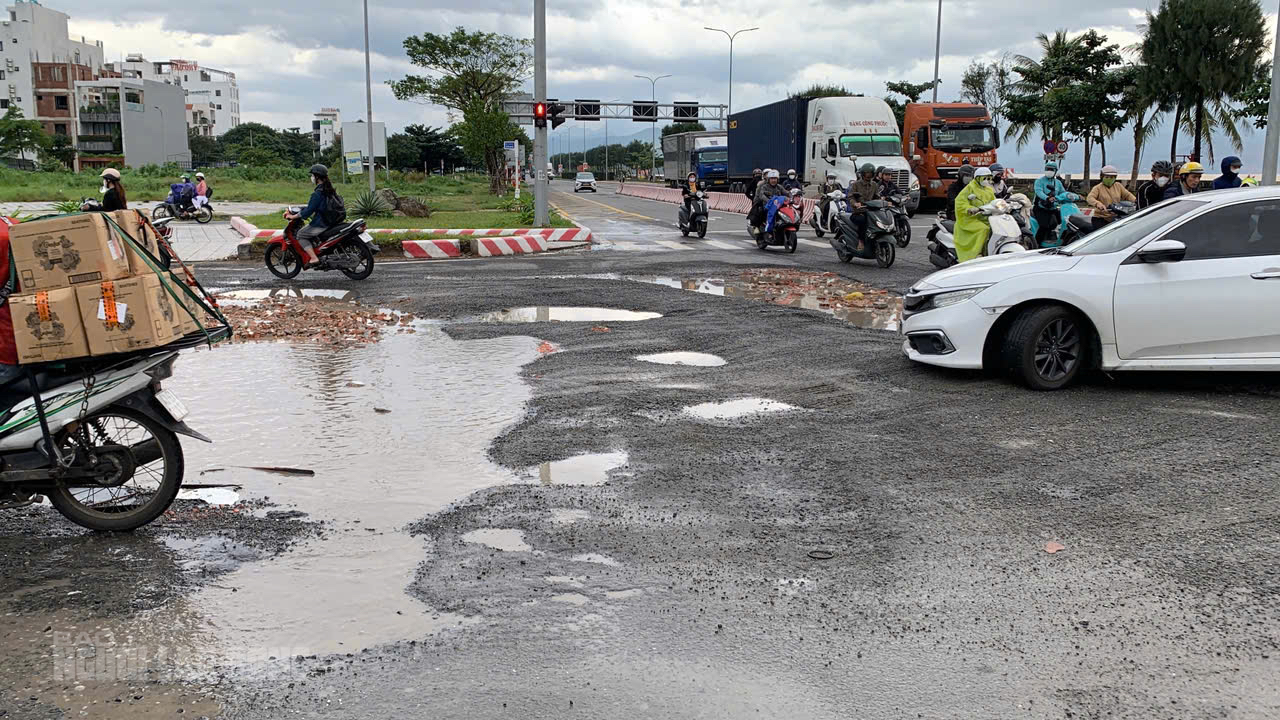 Đ&agrave; Nẵng khắc phục n&uacute;t giao Nguyễn Tất Th&agrave;nh hư hỏng do mưa b&atilde;o - Ảnh 1.