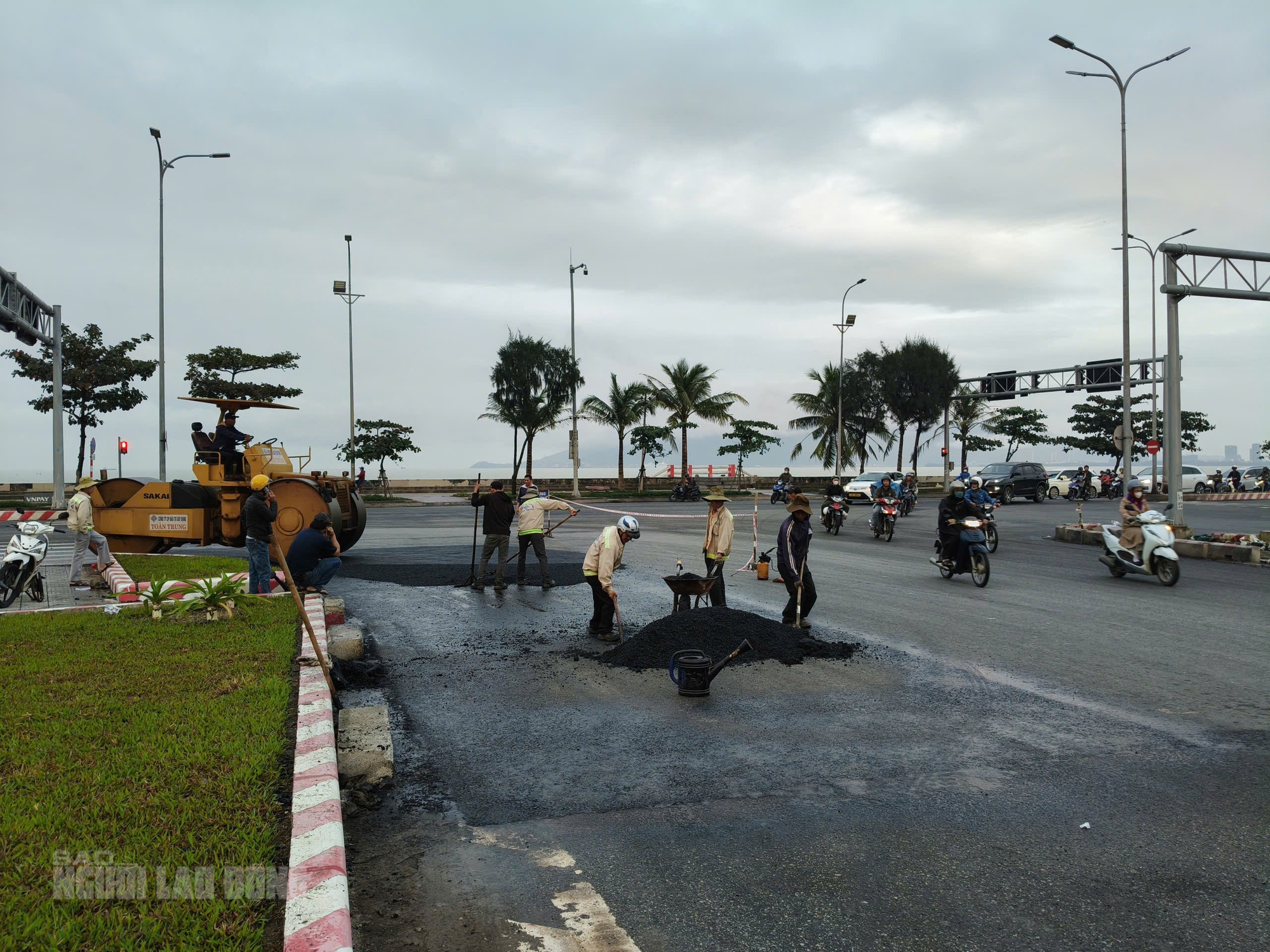 Đ&agrave; Nẵng khắc phục n&uacute;t giao Nguyễn Tất Th&agrave;nh hư hỏng do mưa b&atilde;o - Ảnh 2.